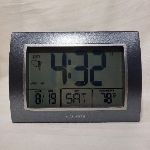 AcuRite 7” Atomic Alarm Clock with Date, Day of Week & Temperature PreOwned