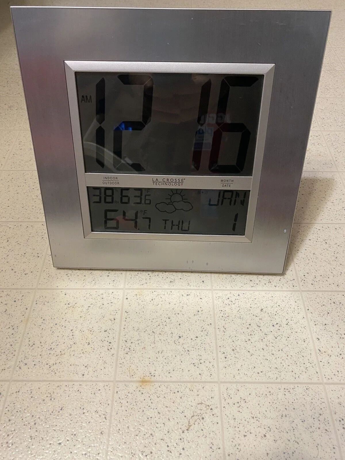 automaticallysetstimeatomicclocktemperaturethermometerwallordeskstand