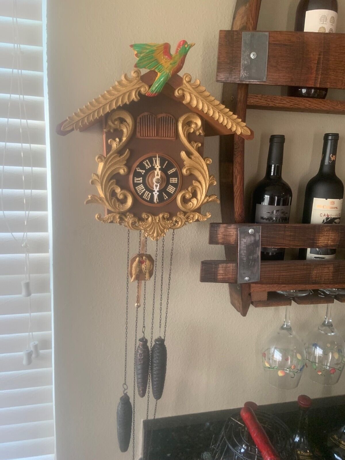 BEAUTIFUL OLD VINTAGE SWITZERLAND MUSIC CUCKOO CLOCK.ROYAL CUCKOO AND LOVE BIRDS