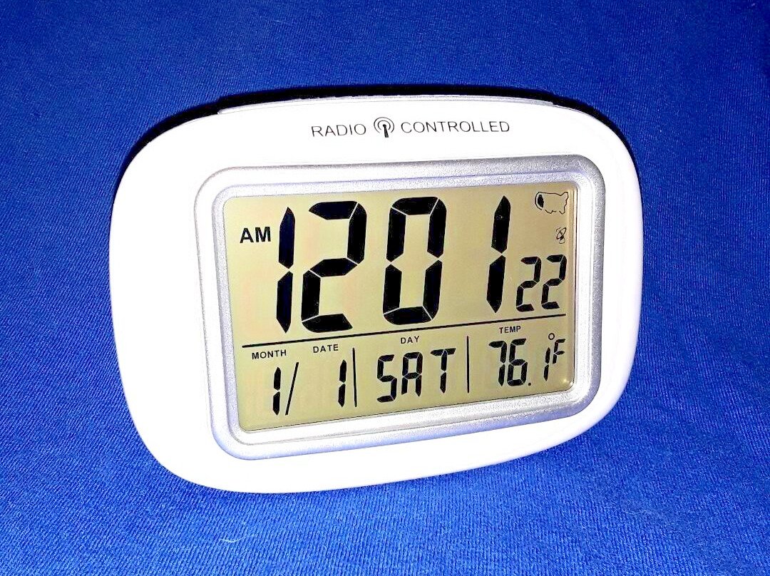 ATOMIC RADIO-CONTROLLED DIGITAL ALARM CLOCK