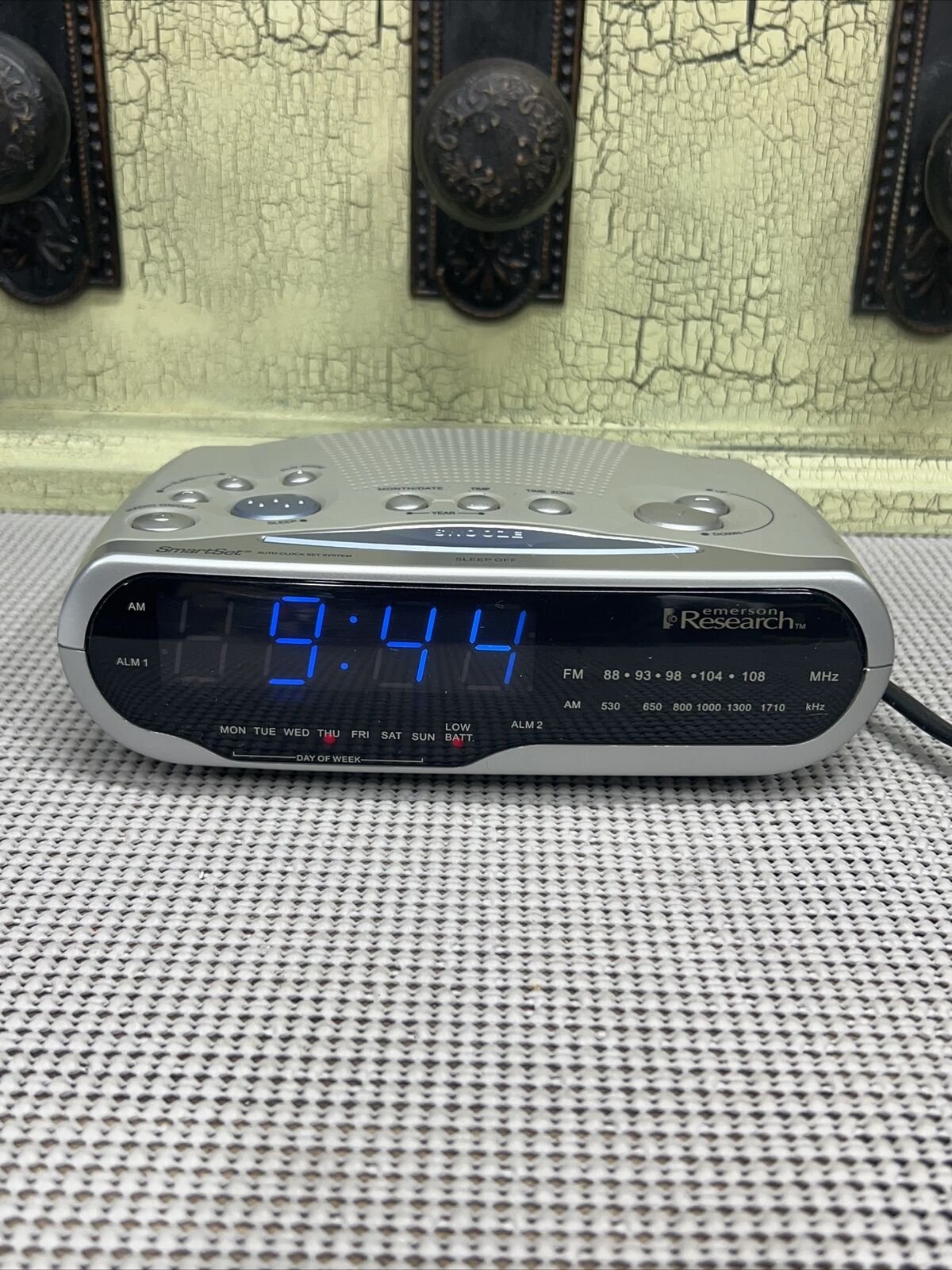 Emerson Clock Radio Research SmartSet AM/FM Dual Alarm CKS1850 Auto Clock Set