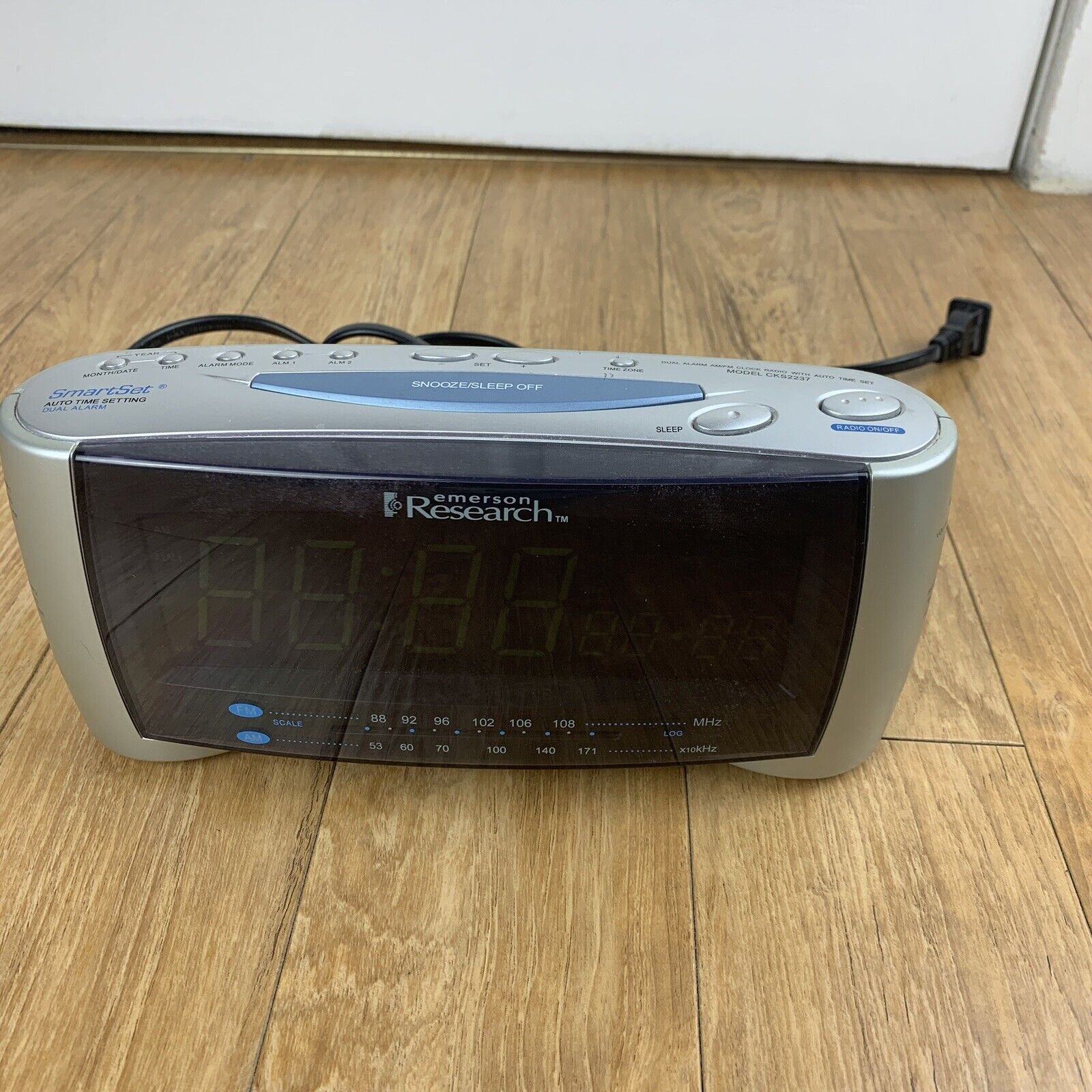 Emerson Research SmartSet Dual Alarm Clock Radio Silver CKS2237