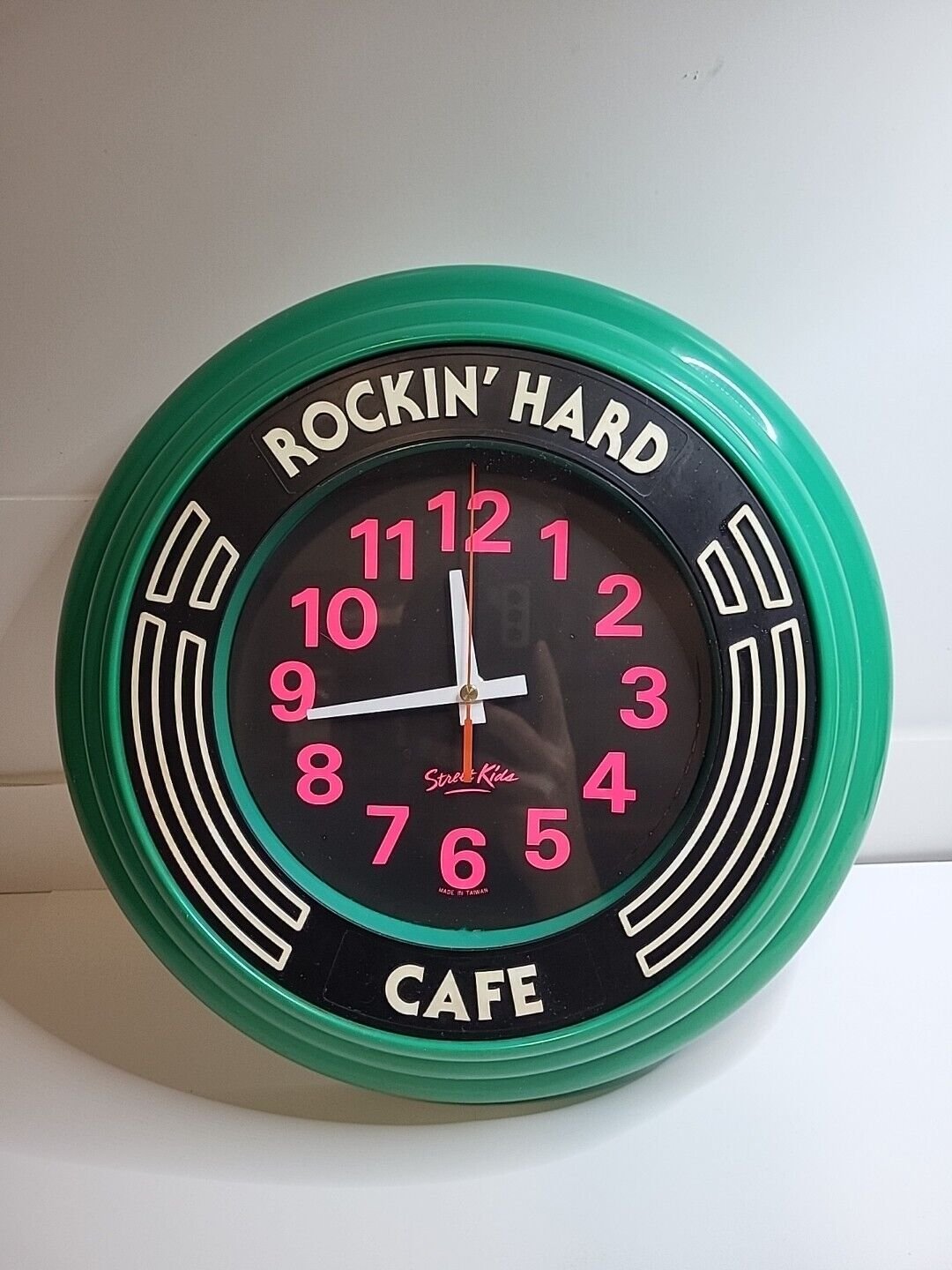 Retro Rockin' Hard Cafe Analog Wall Clock Art Deco Street Kids