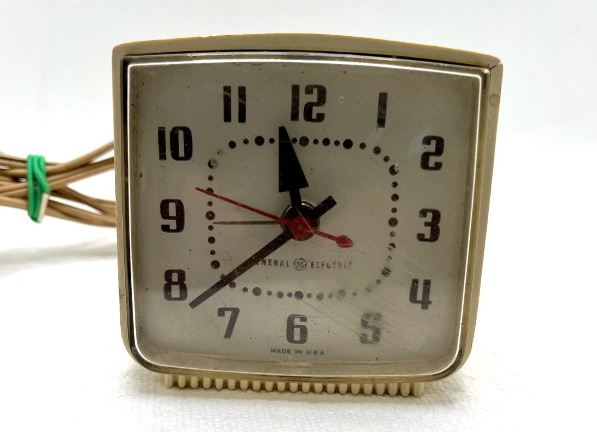 Vintage General Electric GE Alarm Clock Model 7223C *TESTED* Does Have A Crack