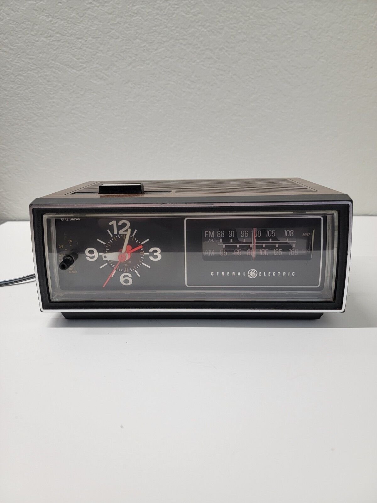 Vintage General Electric GE AM/FM Radio Analog Alarm Clock Model 7-4545-A