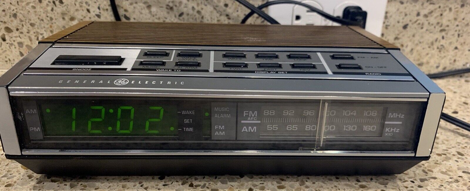 Vintage General Electric Model 7-4652A GE AM/FM Digital Alarm Clock Radio Tested