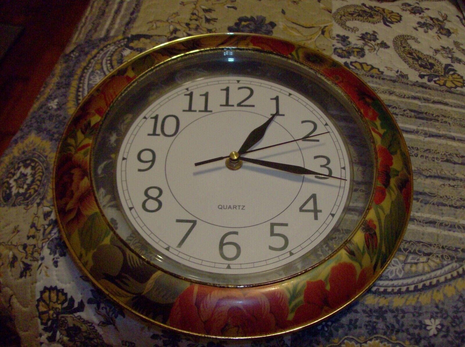 VINTAGE WALL CLOCK.USES BATTERIES.WORKS..TRIMMED IN RED FLOWERS..ANTIQUE..