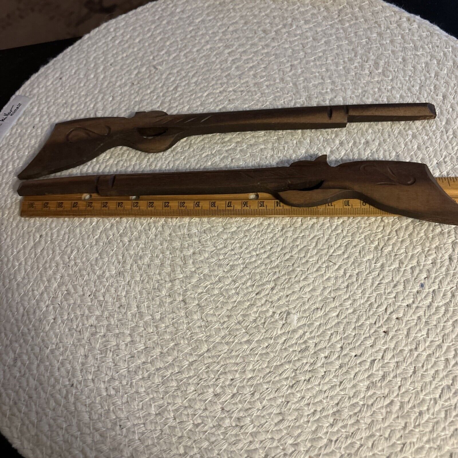 SET WOODEN HUNTING RIFLES FOR THE ROOF TOP OF A GERMAN CUCKOO CLOCK 11â