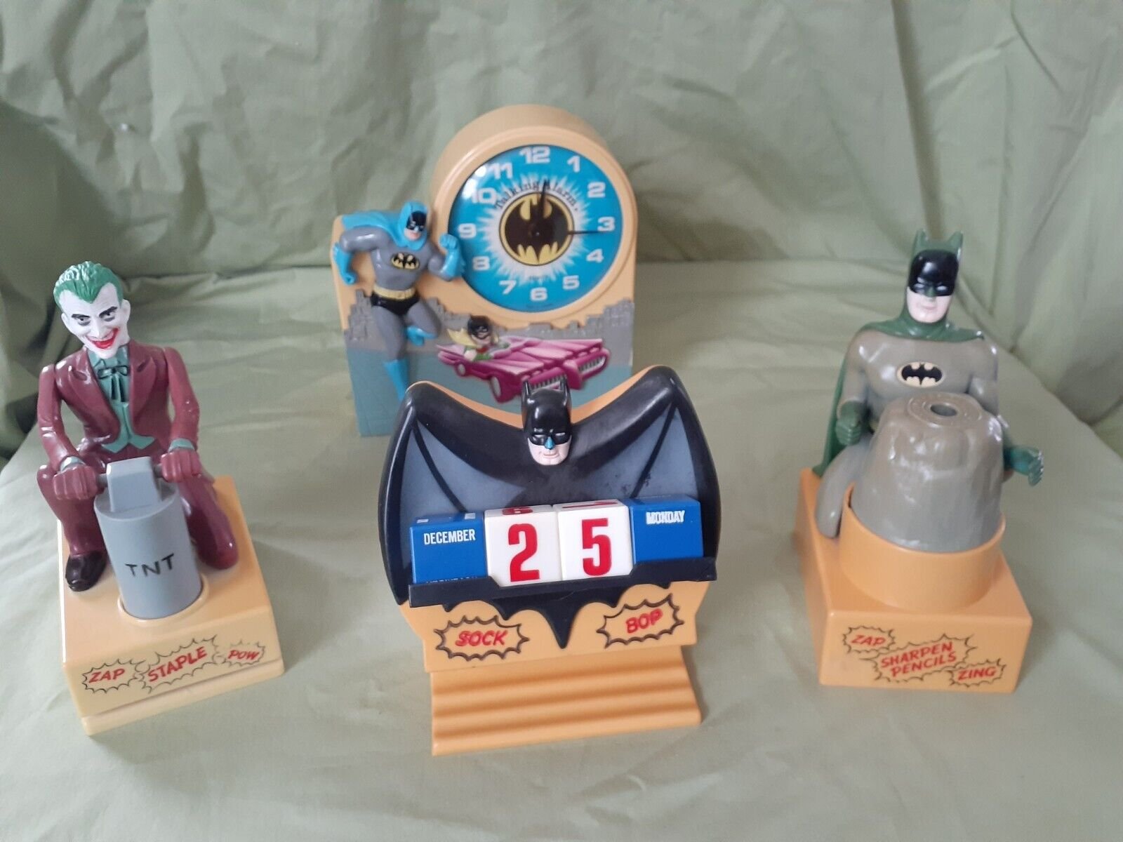 Working Batman Executive Desk Set w/Joker Stapler & Batman Talking Alarm Clock.