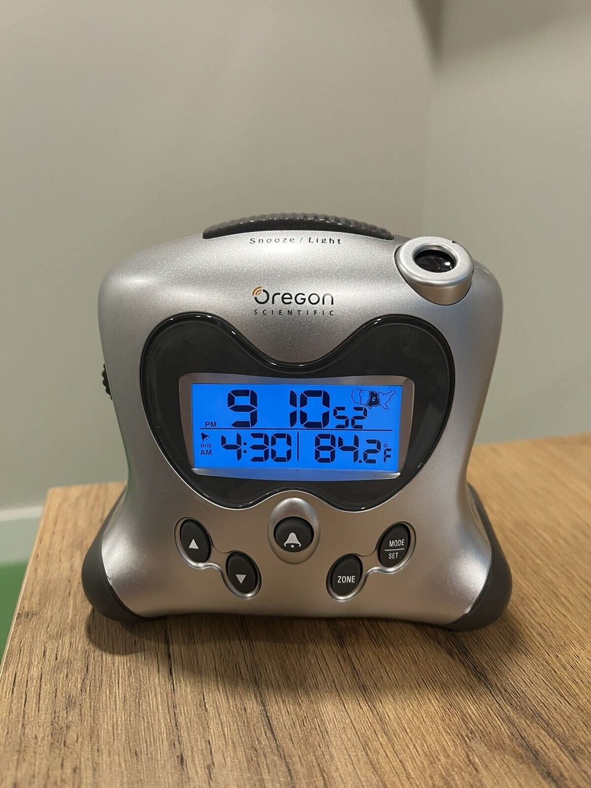 *BAD PROJECTION* Oregon Scientific Gray Atomic Alarm Clock RM313PNA