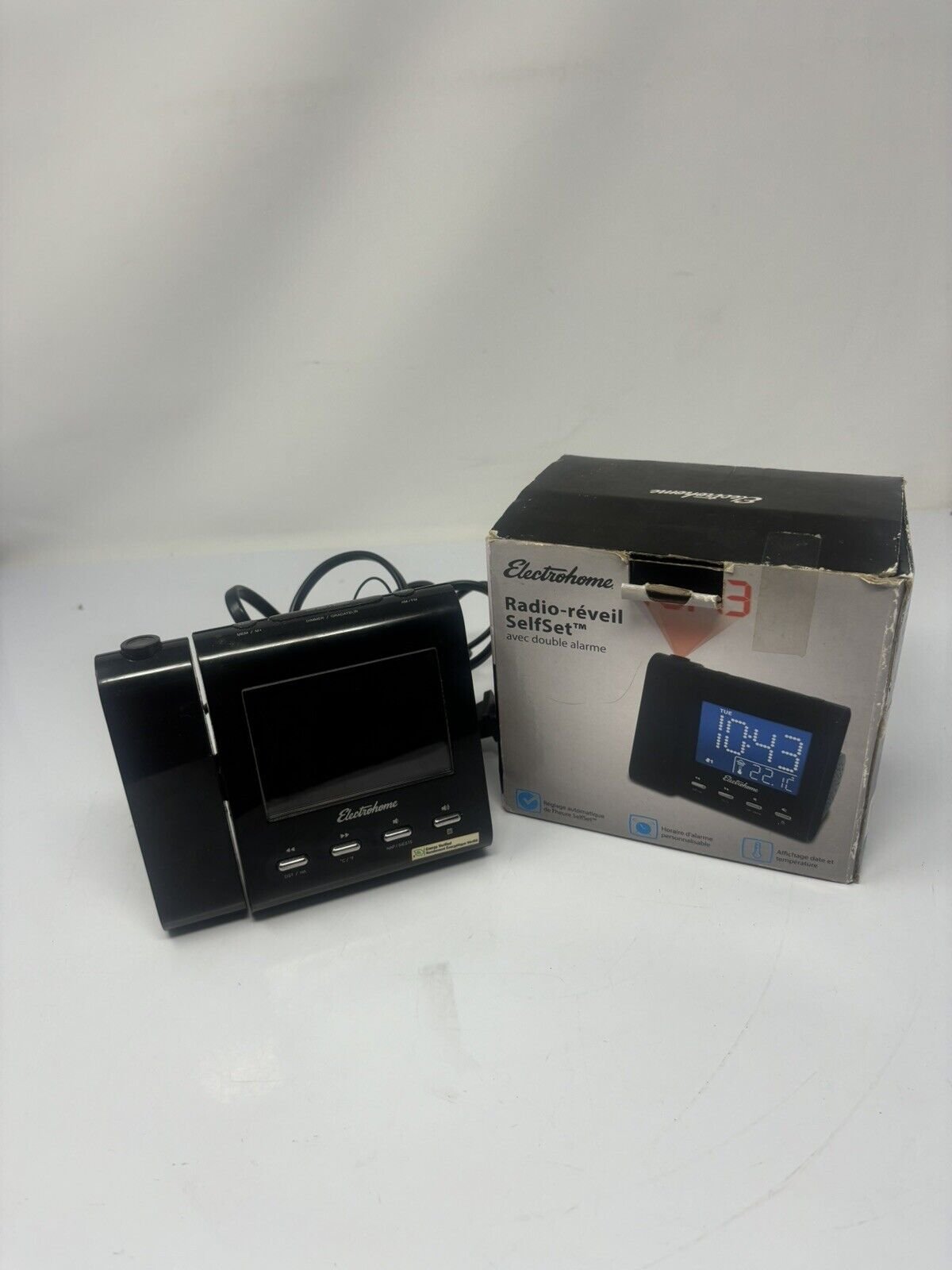 Electrohome Eaac601 Projection Alarm Clock With Am/fm Radio Battery Backup