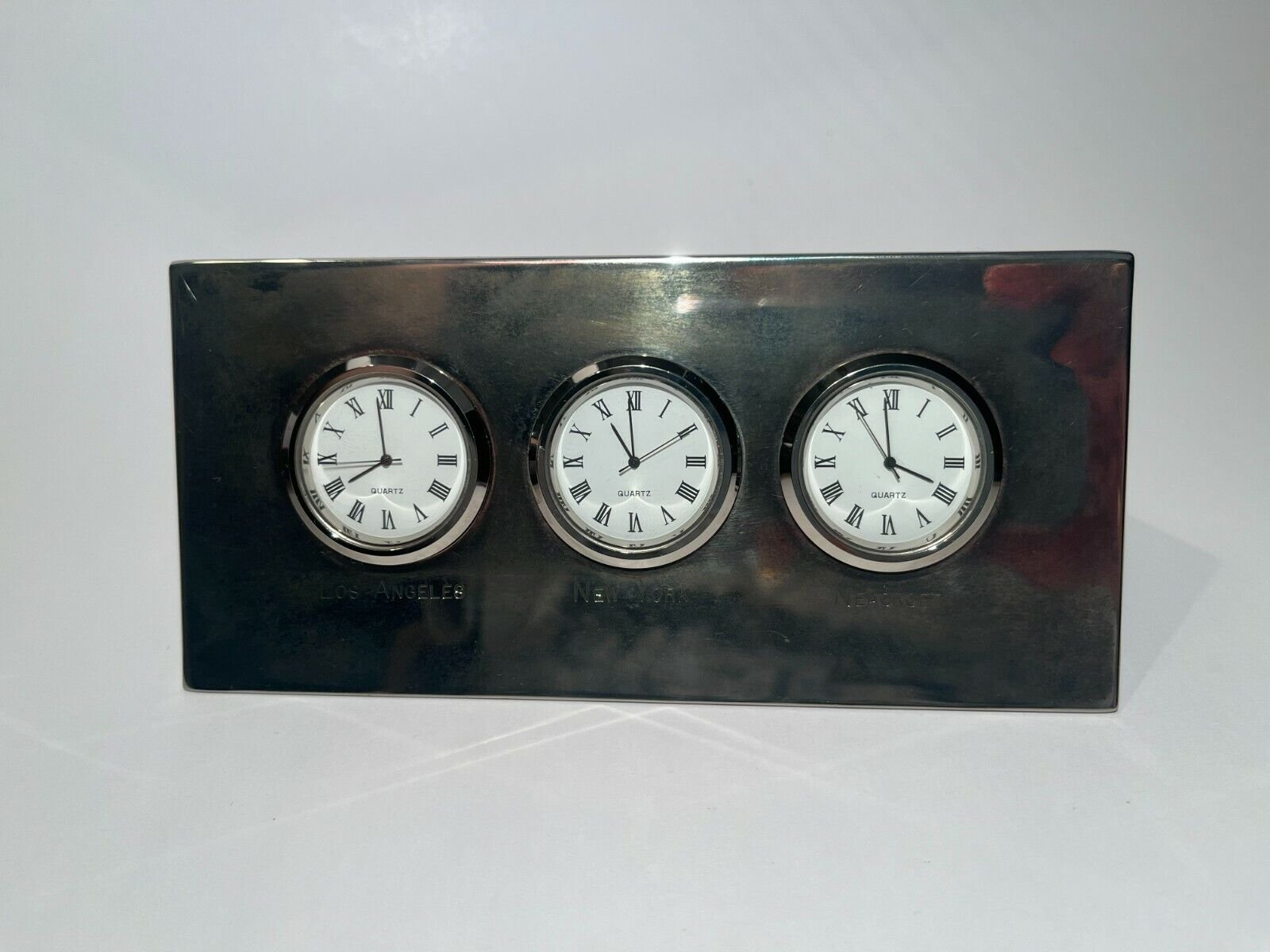 Elegant Décor 3-Time-Zone Desk Clock, metal case • SII-PC21A (3) Japan movements
