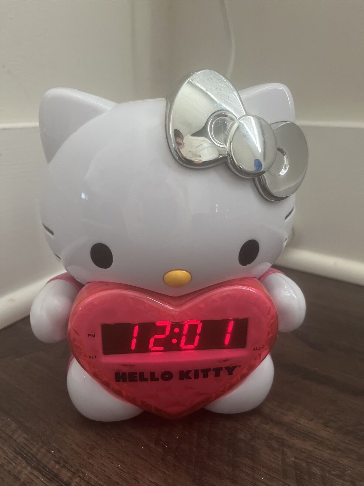 HELLO KITTY AM/FM Projection Clock with Radio