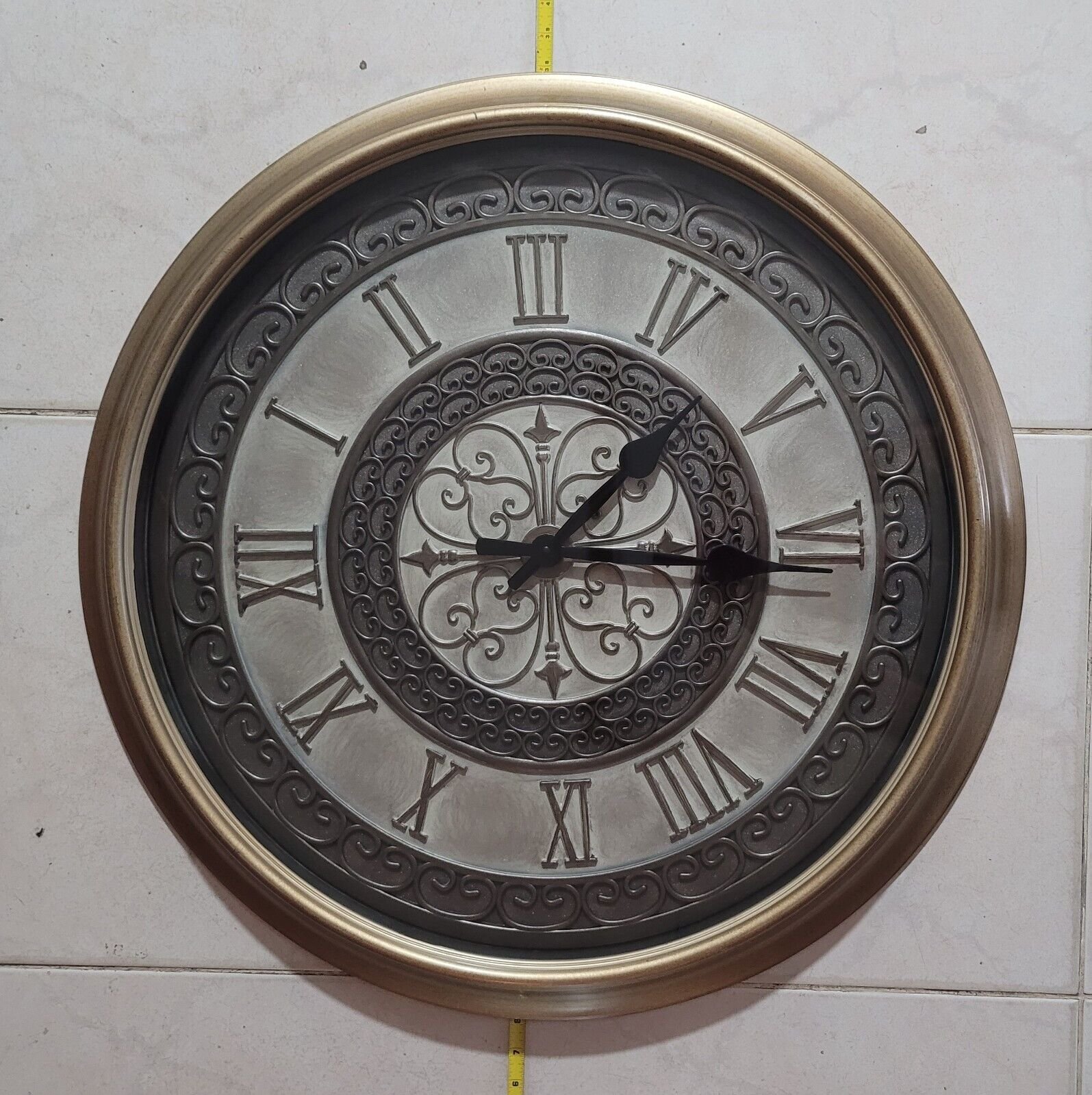 LARGE ROMAN NUMERALS BATTERY POWERED WALL CLOCK