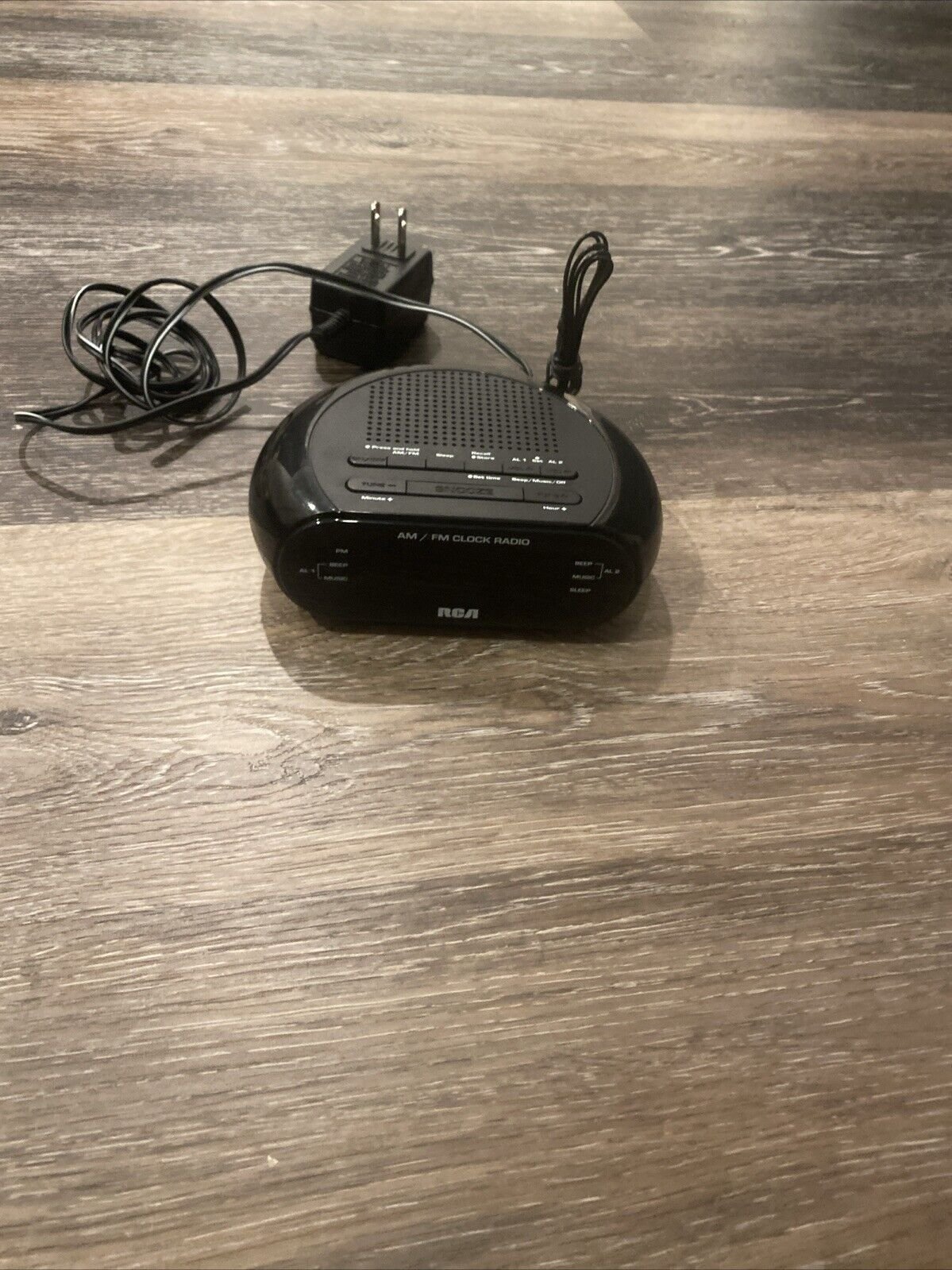 RCA RC205B Alarm Clock AM/FM Radio W/Red LED (Black)