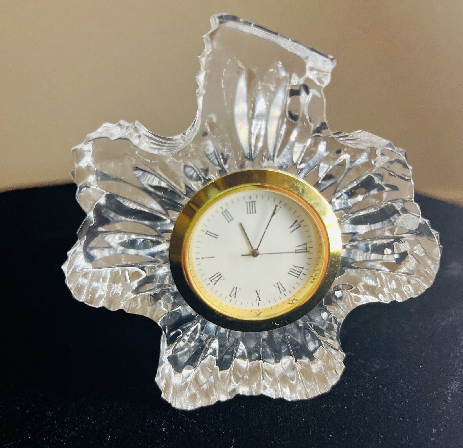 Small vintage mantle clock, lead crystal, four leaf clover-shape, quartz clock