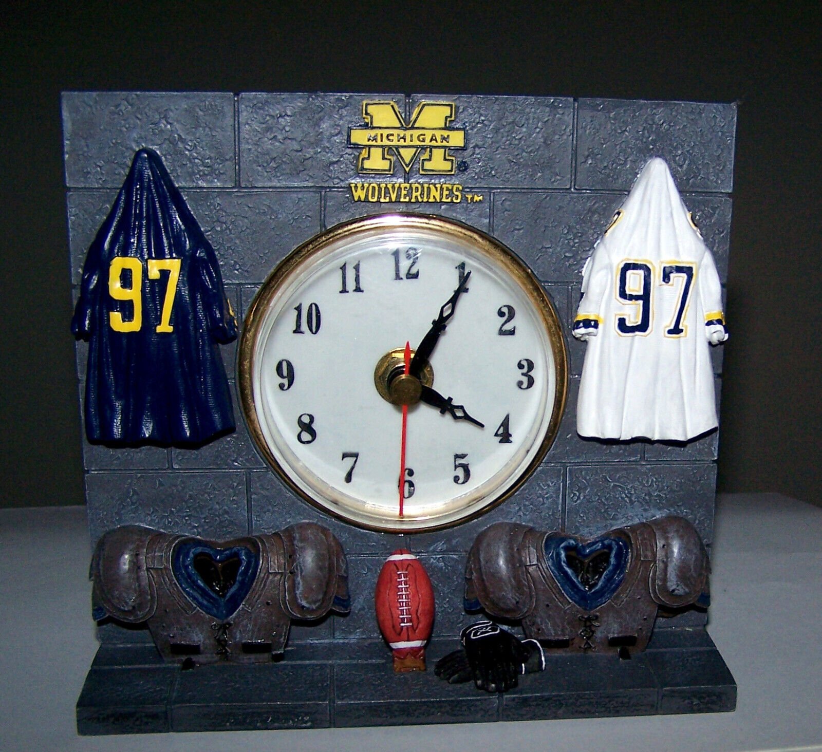 UNIV. OF MICHIGAN WOLVERINES - FOOTBALL ITEMS DESK CLOCK - GREAT COND (SHP SAV)
