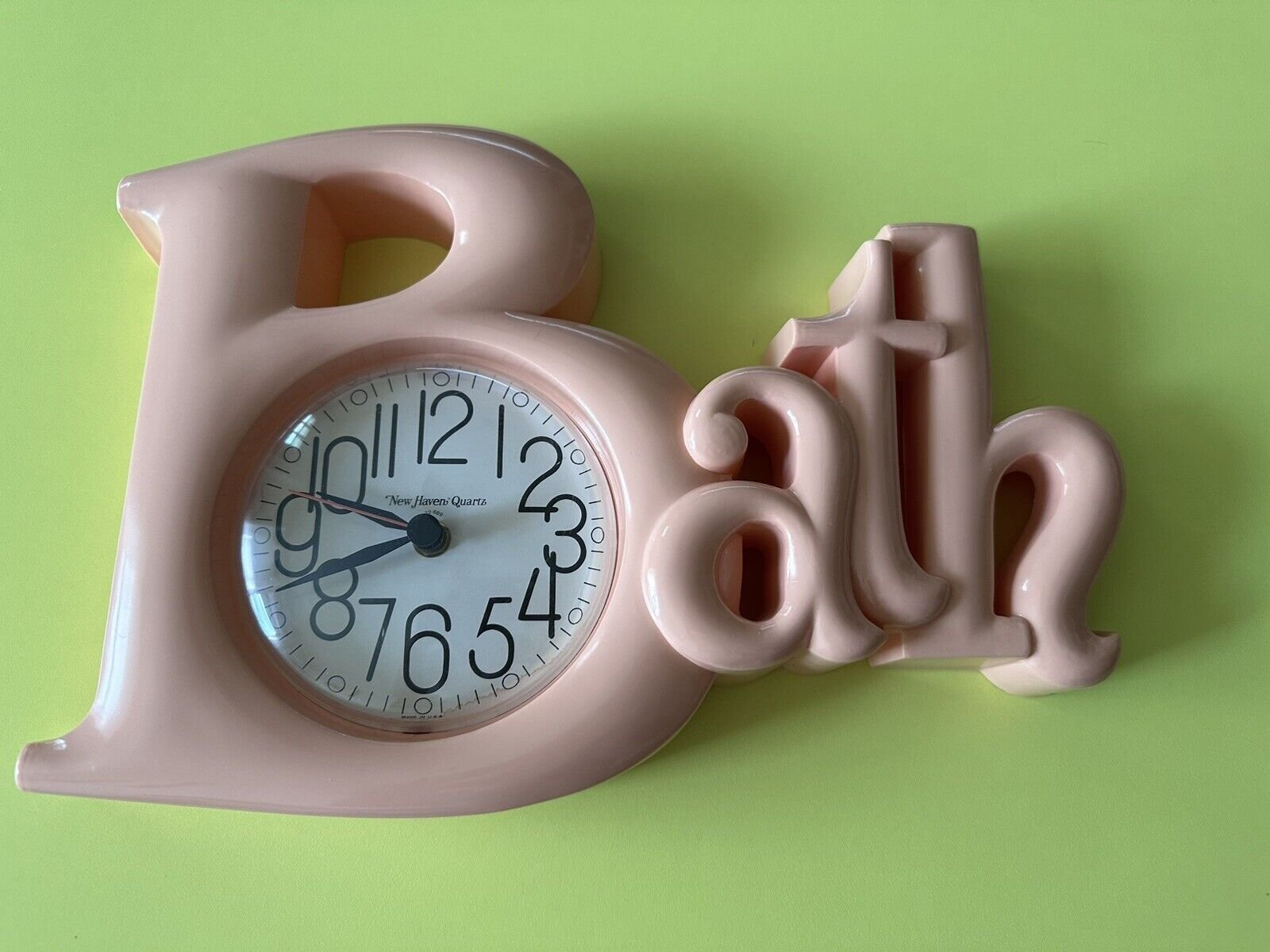 VINTAGE 1983 - BATH -NEW HAVEN QUARTZ CLOCK(plastic)