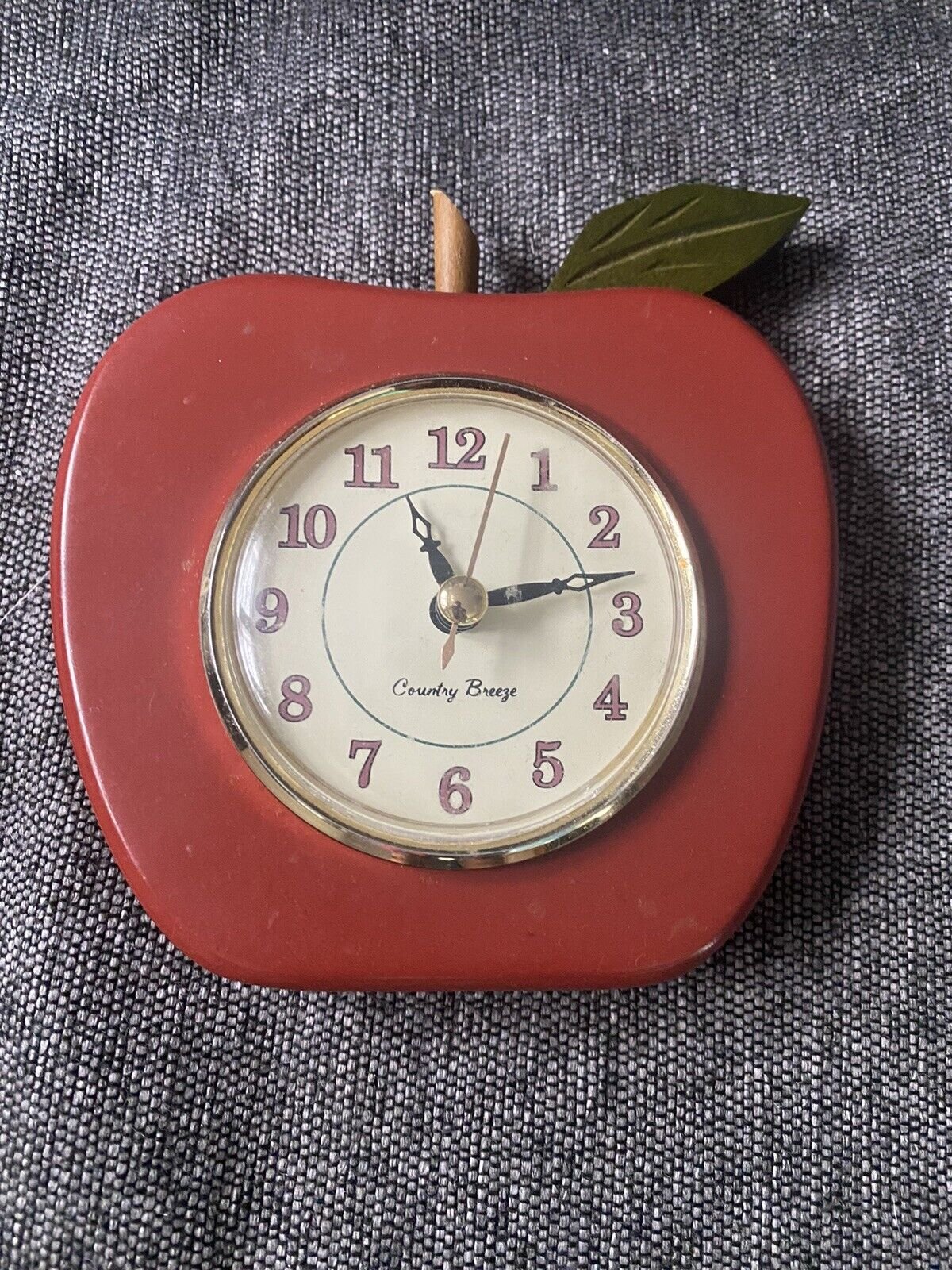 Vintage Country Breeze Apple Wall Clock With Leaf Accent Red
