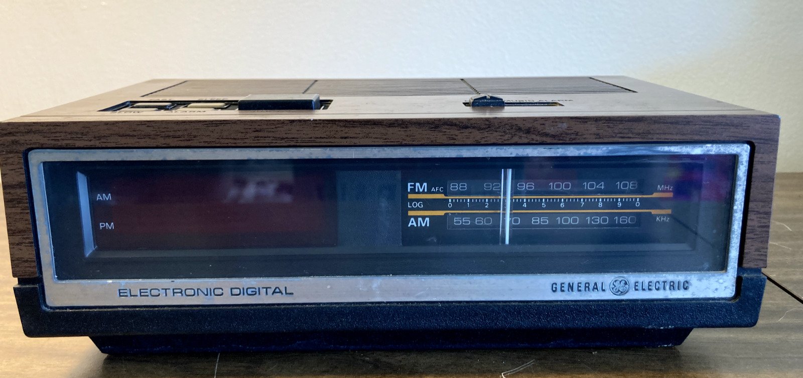Vintage General Electric Digital Walnut Alarm Clock Radio 7-4640B Tested Works