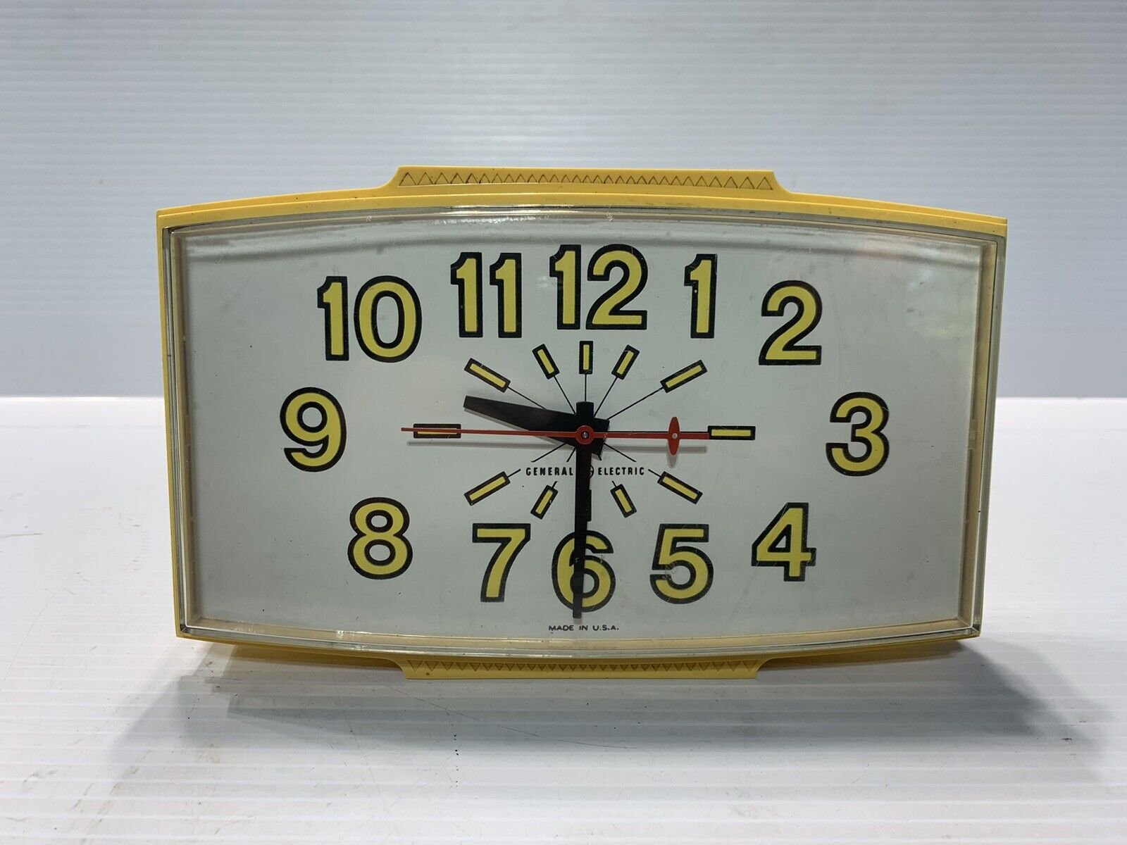 Vintage General Electric Yellow Kitchen Wall Clock Made In USA Works Fantastic!