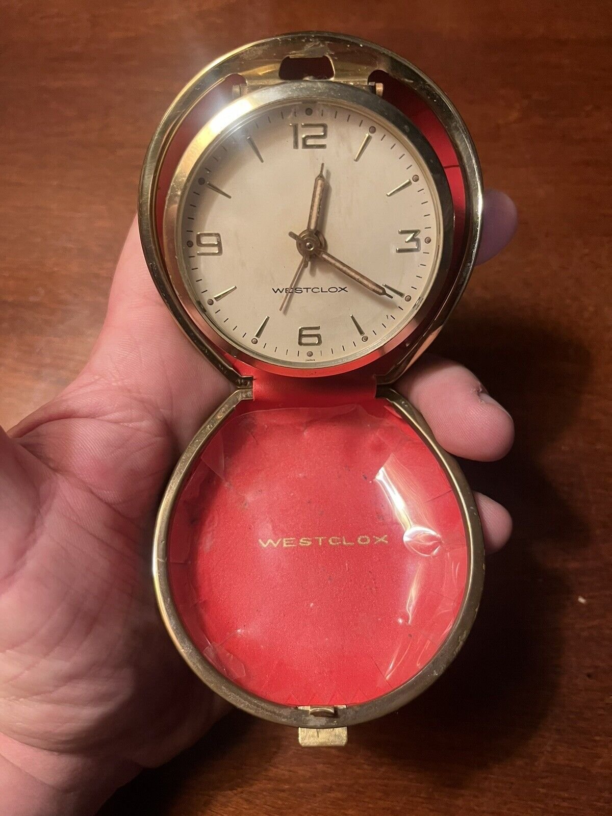 WESTCLOX Red WIND-UP CLAMSHELL TRAVELING ROUND WORLD DIALS ALARM CLOCK