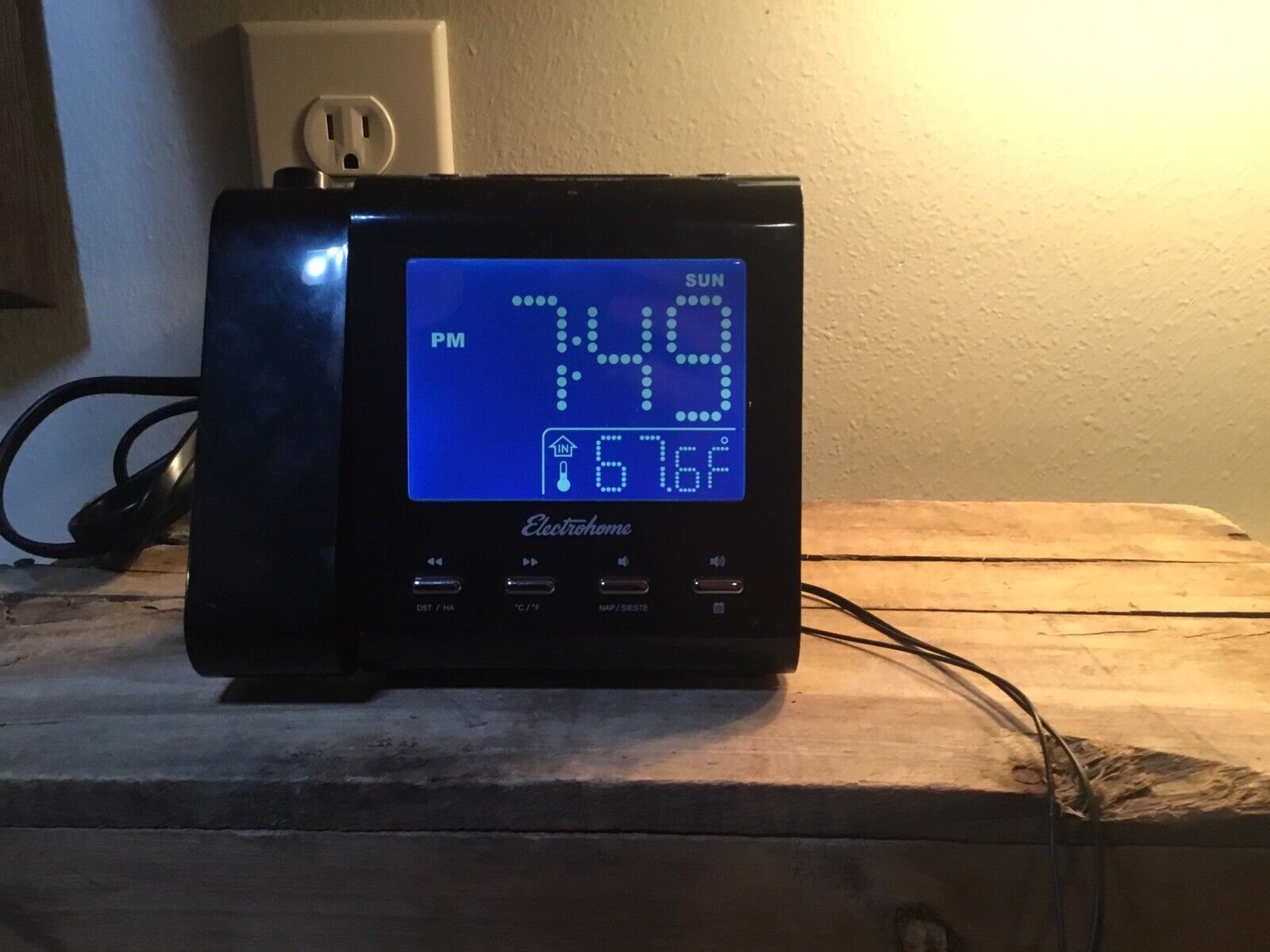 Electrohome EAAC601 Projection AM/FM Dual Alarm Clock Radio Tested Working