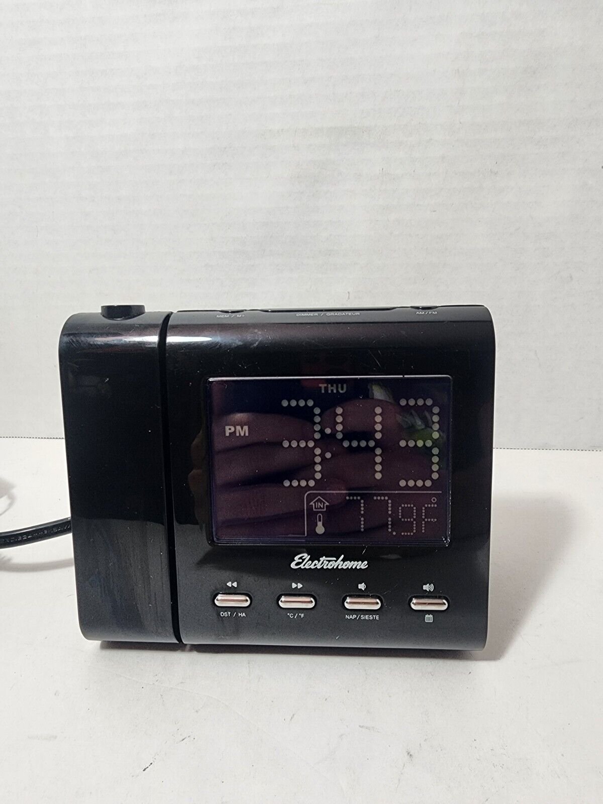 Electrohome Eaac601 Projection Alarm Clock With Am/fm Radio Battery Backup