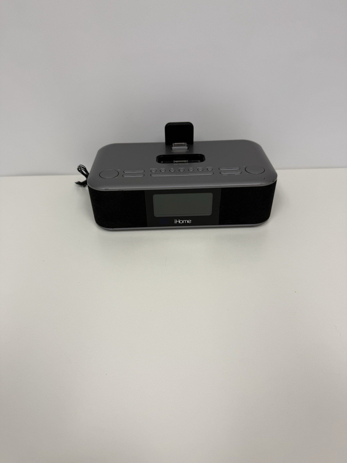 iHome Dual Dock Triple Charging Station Stereo FM Clock radio iD99