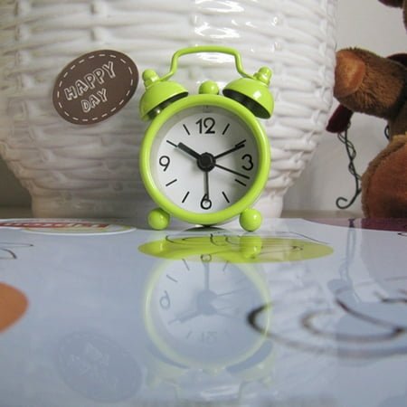 LINMOUA Clock Metal Vintage Alarm Clock Extra Loud Manual Wind Up Analog Retro Backlight Alarm Clocks for Bedrooms 2024 Green