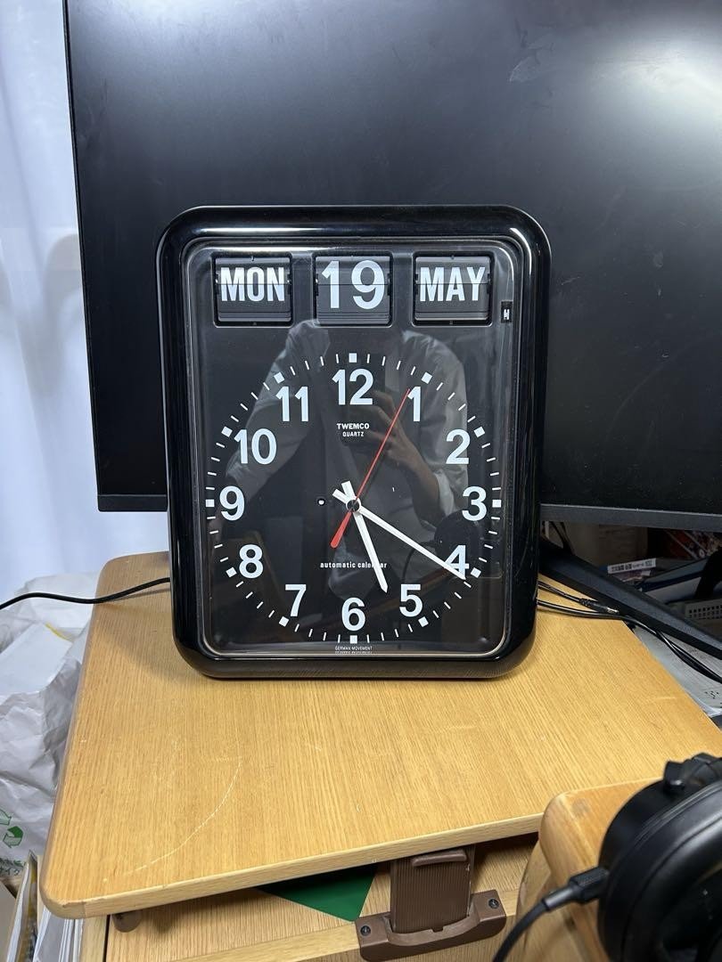 TWEMCO BQ-12 Flip Clock Wall Clock Black Analog Date Display Retro Style