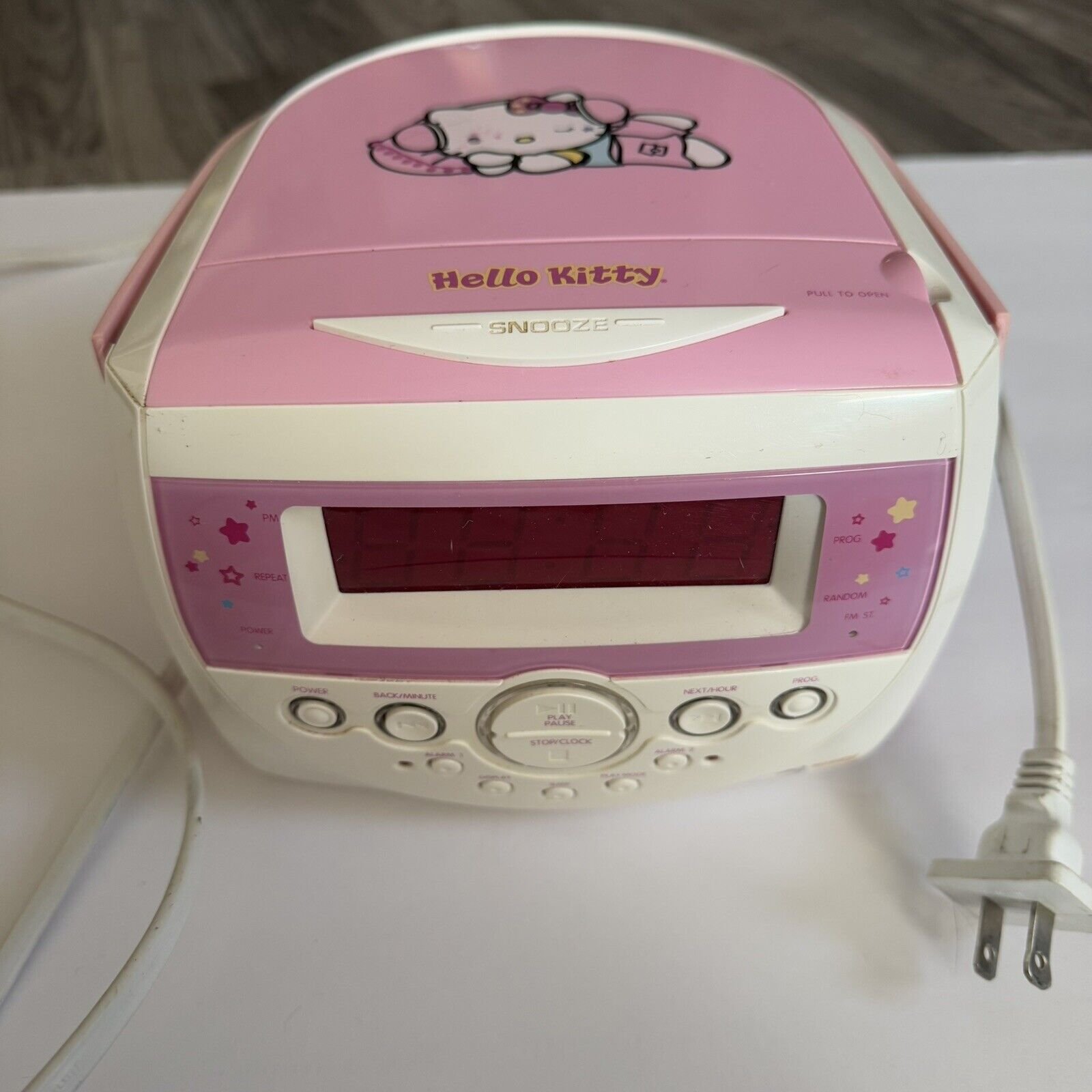 Hello Kitty AM FM Radio CD Player Alarm Clock 2010 KT2053 TURNS ON/UNTESTED