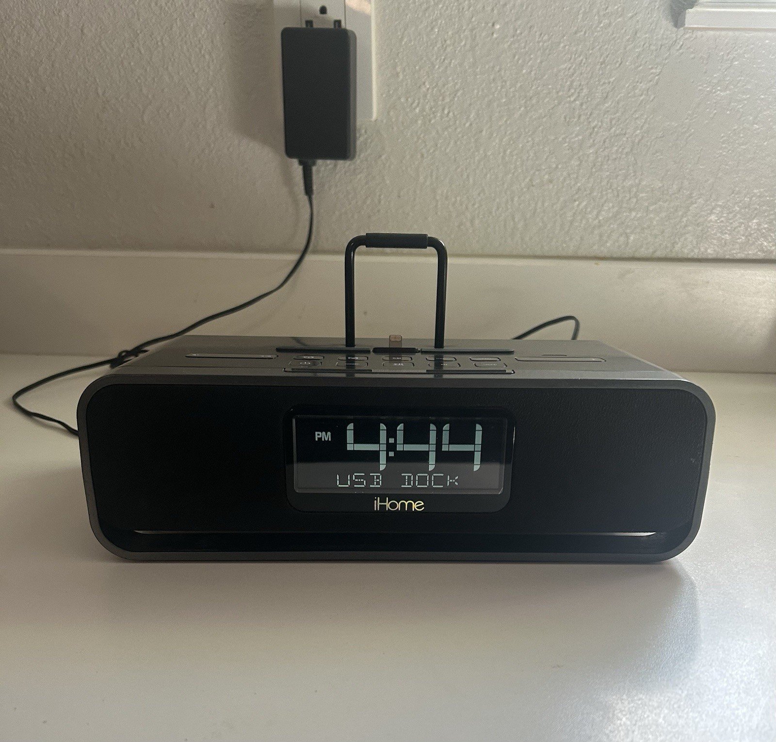 iHome iDL91 Dual Charging Stereo FM Clock Radio With Lightning Dock iPhone iPad