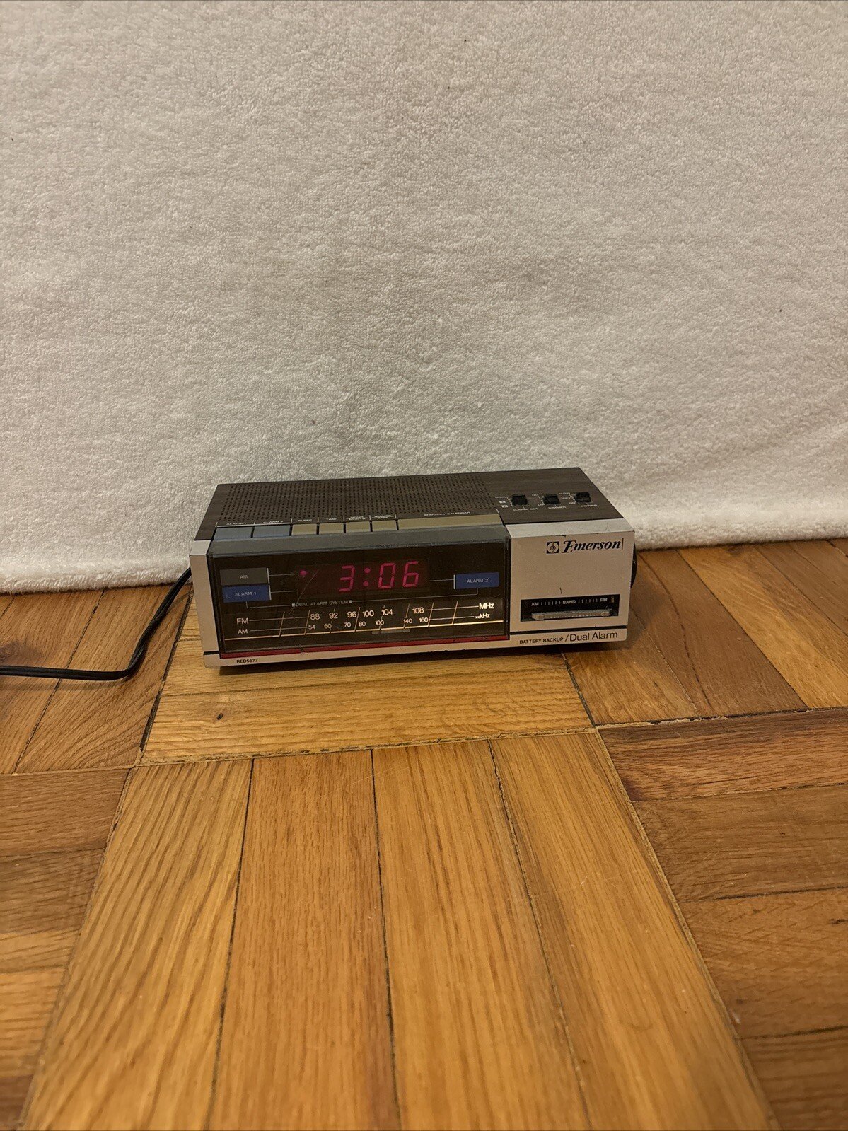 Vintage Emerson Alarm Clock RED5677 Red Digital AM/FM Works Dual Alarm FREE SHIP