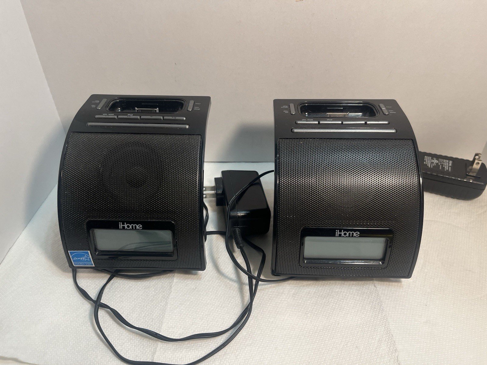 2-iHOME IP11 ALARM CLOCK WITH iPOD. 1483