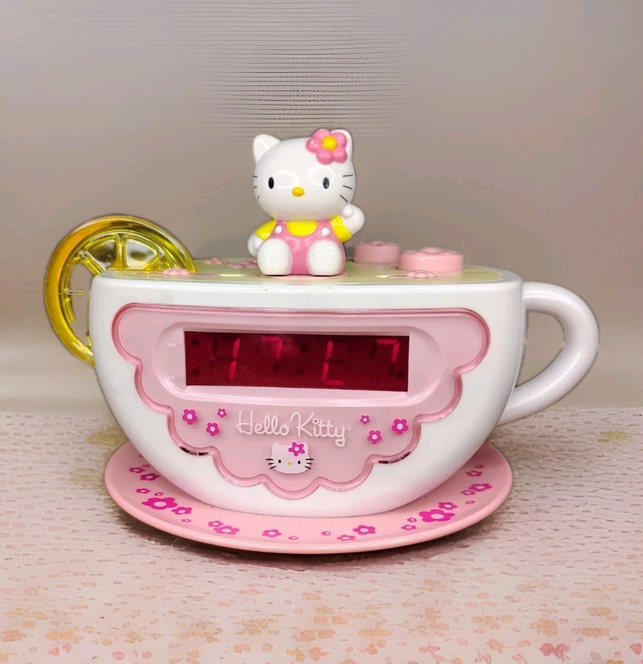 2003 Hello Kitty Tea Cup Alarm Clock Radio AM/FM Night Light Lemon Sanrio