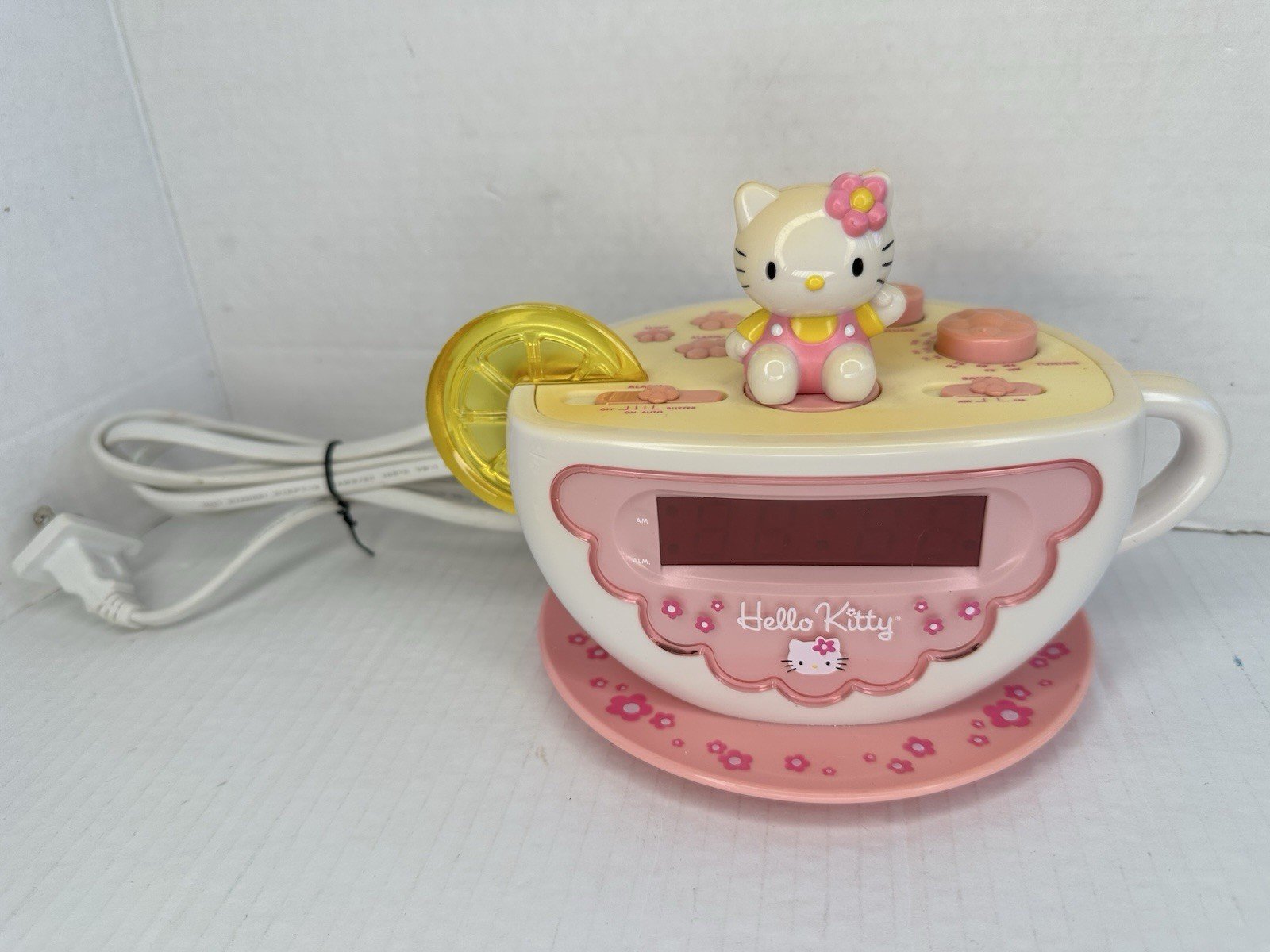 Hello Kitty Tea Cup Alarm Clock Radio AM/FM Night Light Lemon KT2055 Sanrio 2003