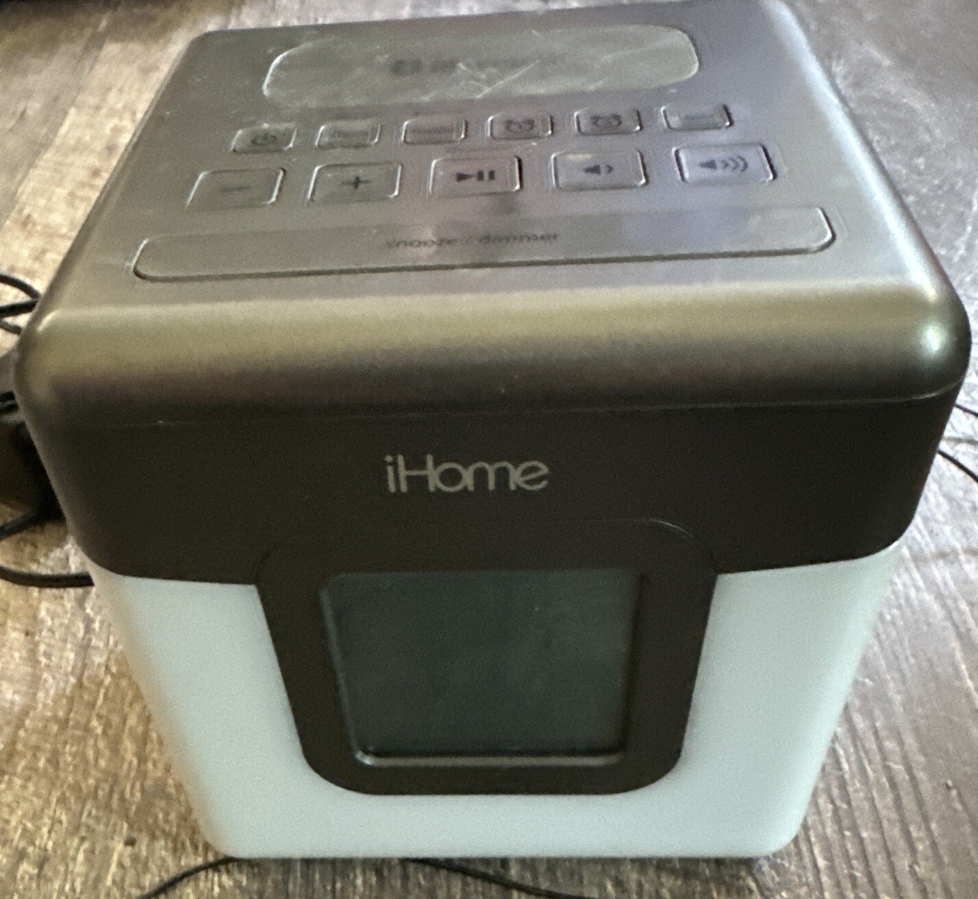 iHome IBT28 Bluetooth FM Dual-Alarm Clock Radio. Color Changing. WORKS!