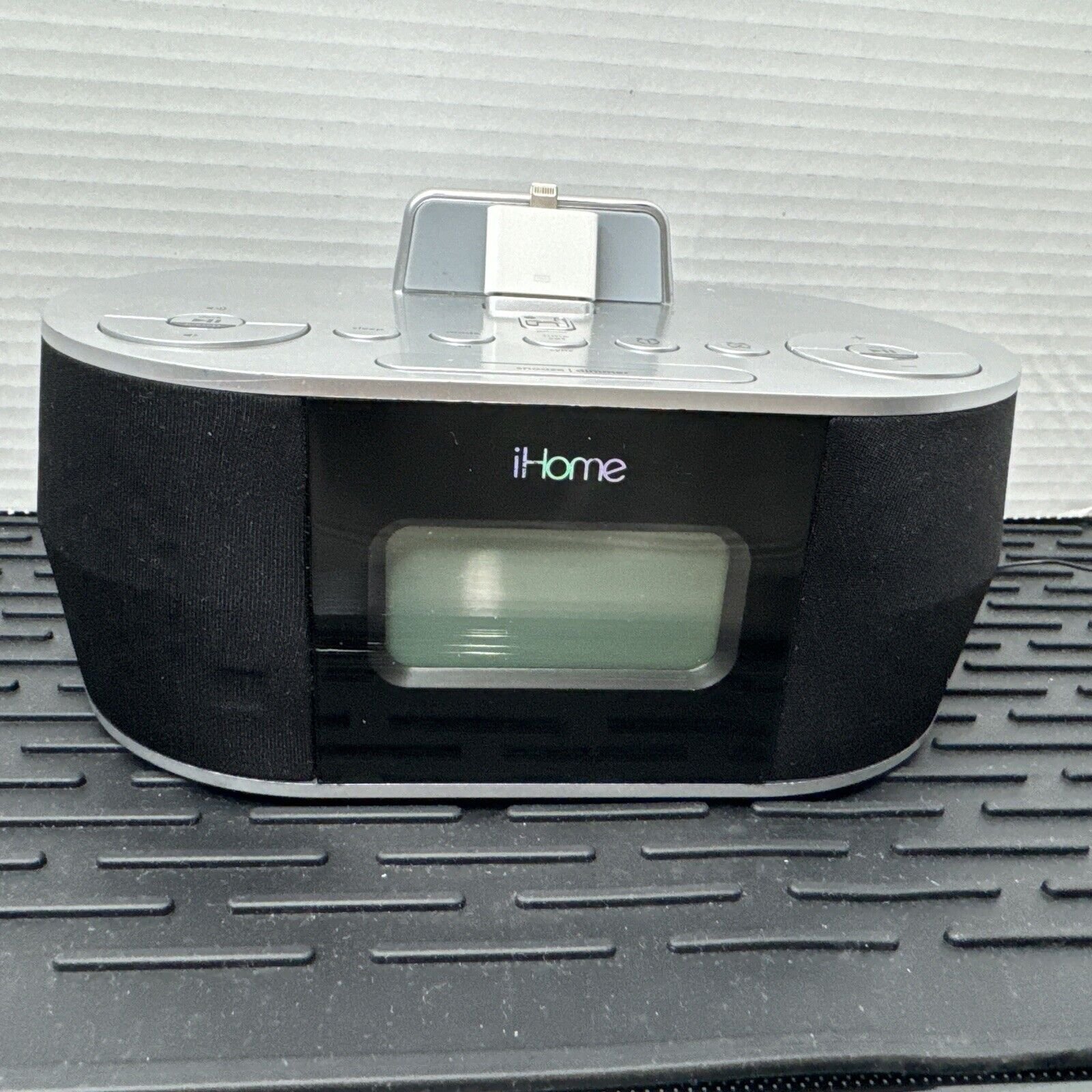 iHome iD38 Dual Charging Alarm Clock Radio Stereo FM Black Silver
