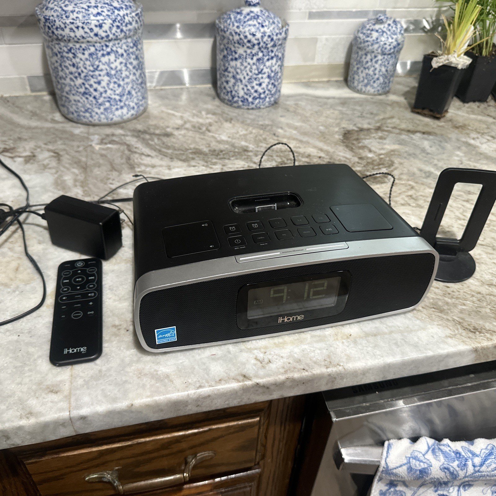 i Home i P 90 Dual Alarm Clock Radio AM/FM Presets & Dock for i Pod and i Phone
