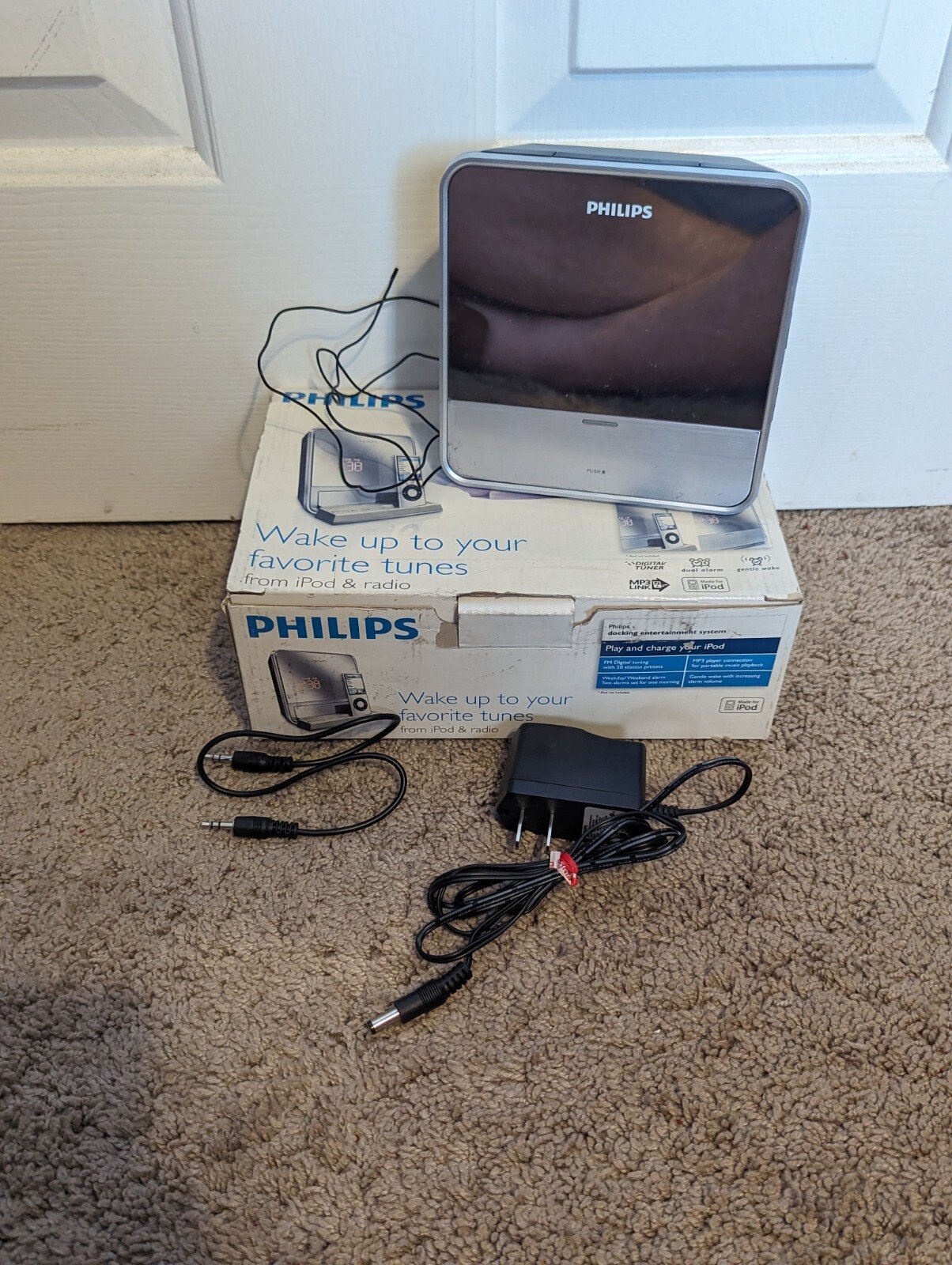 Philips Docking System iPod FM Radio Alarm Clock DC190B/37 - TESTED WORKS