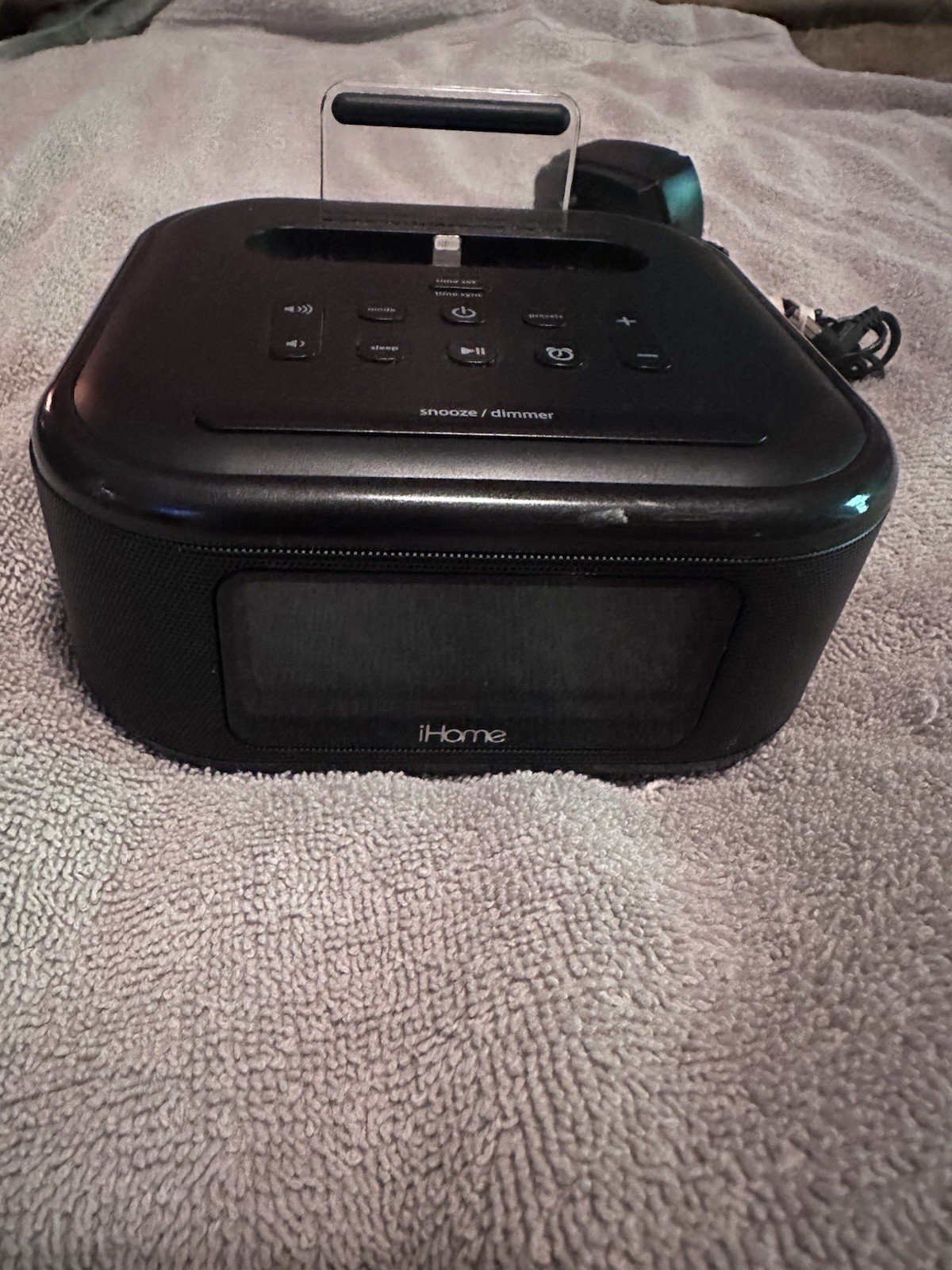 iHome Digital Alarm clock/radio With Chargering Port