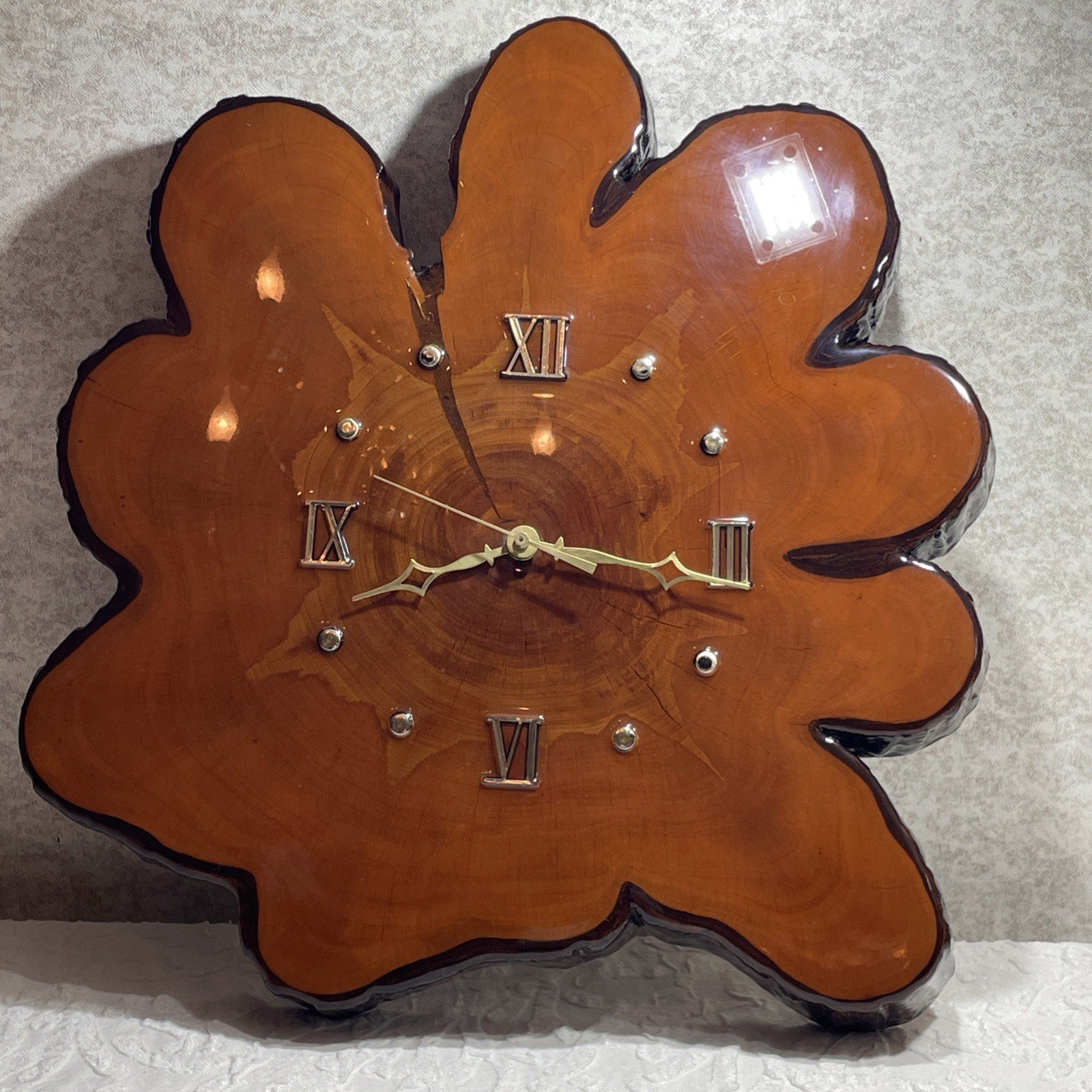 17” Vintage Lacquered Wood Slab Tree Stump Clock Live Edge Log Cabin Cottage 
