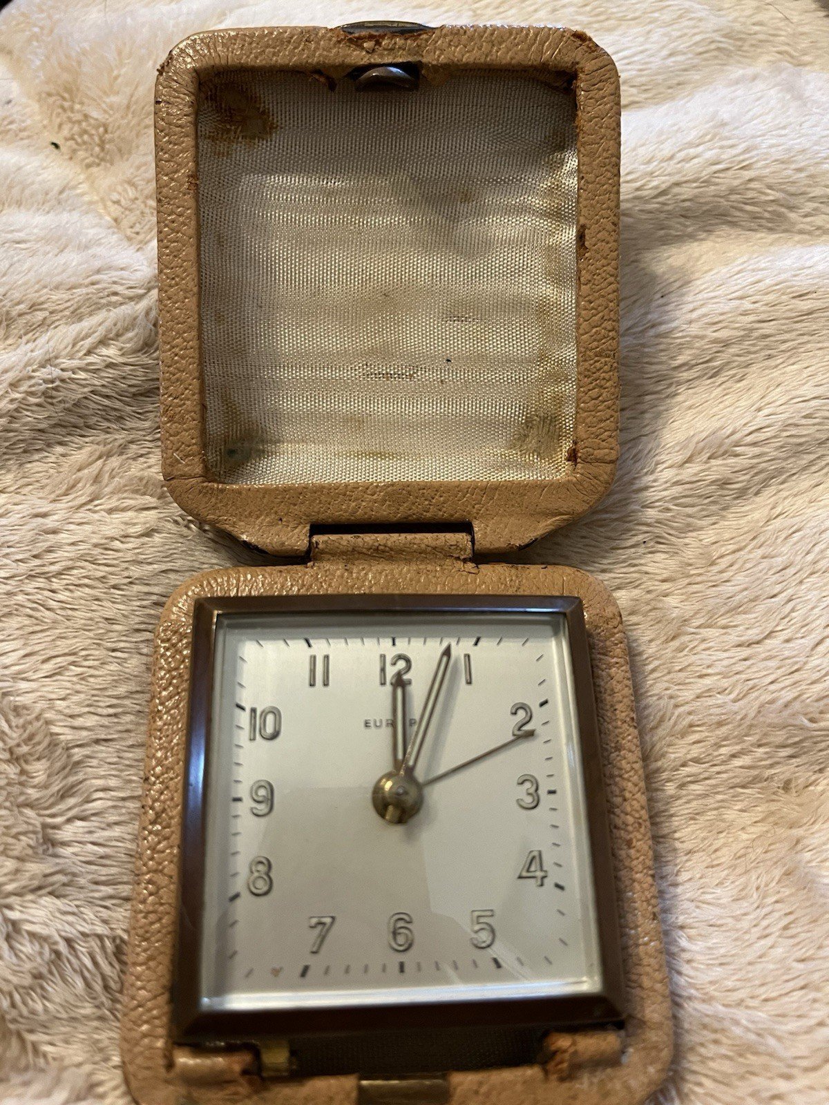 Beautiful Vtg Europa, travel mechanical wind up Alarm clock Red Leather Case