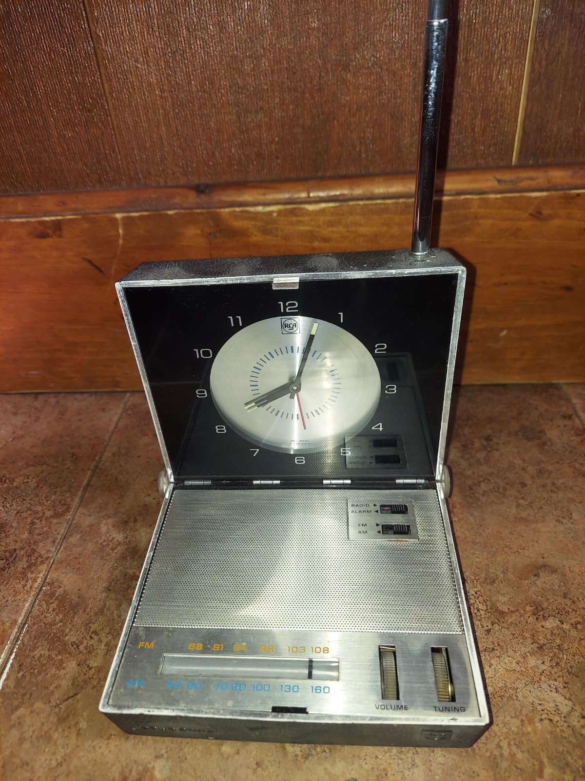 COLLECTIBLE RCA AM/FM TRAVEL ALARM CLOCK RADIO ** WORKS** No Battery Corrosion!