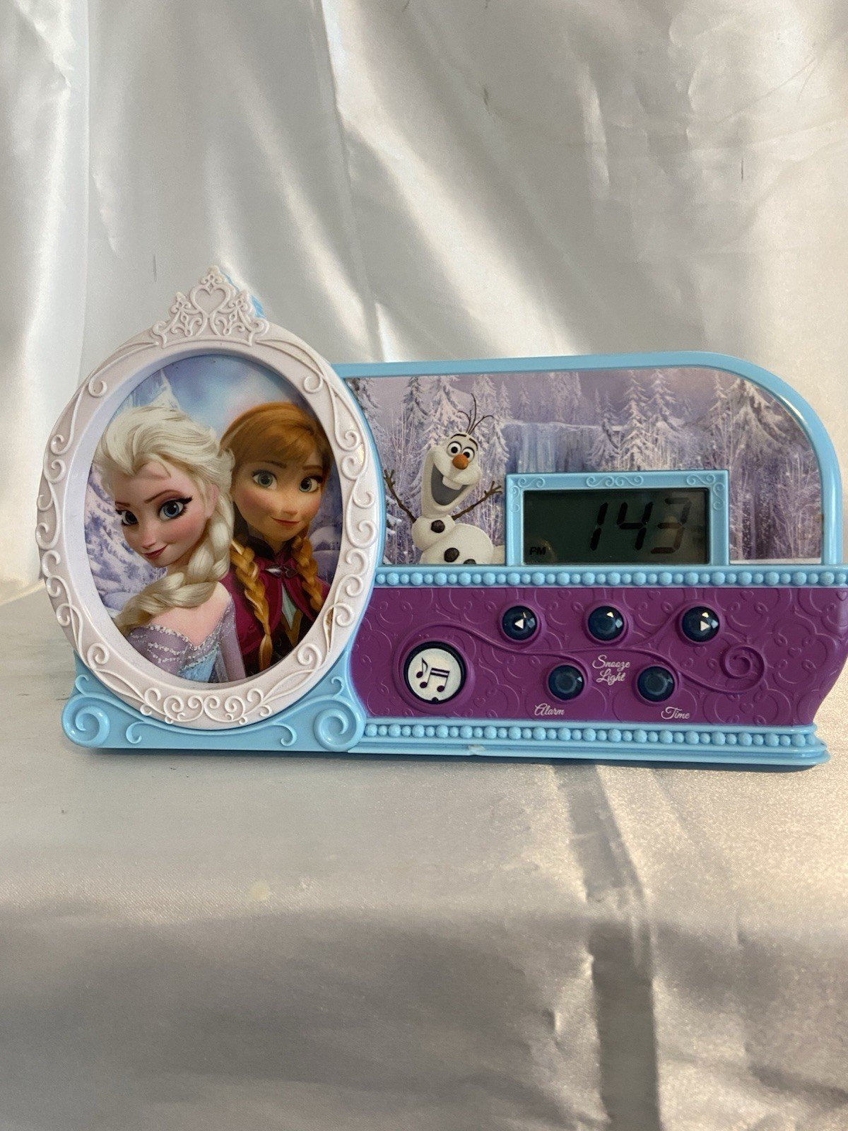 Disney Frozen Alarm Clock Elsa Anna Olaf Night Light, Plays “Let It Go”very Good