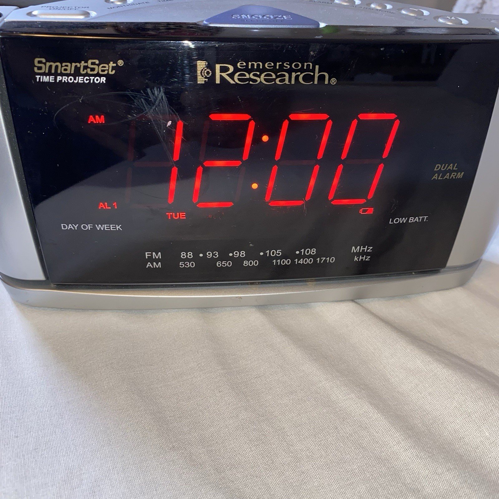 Emerson Research SmartSet Clock Radio CKS3528 Dual Alarm AM/FM Projector Works