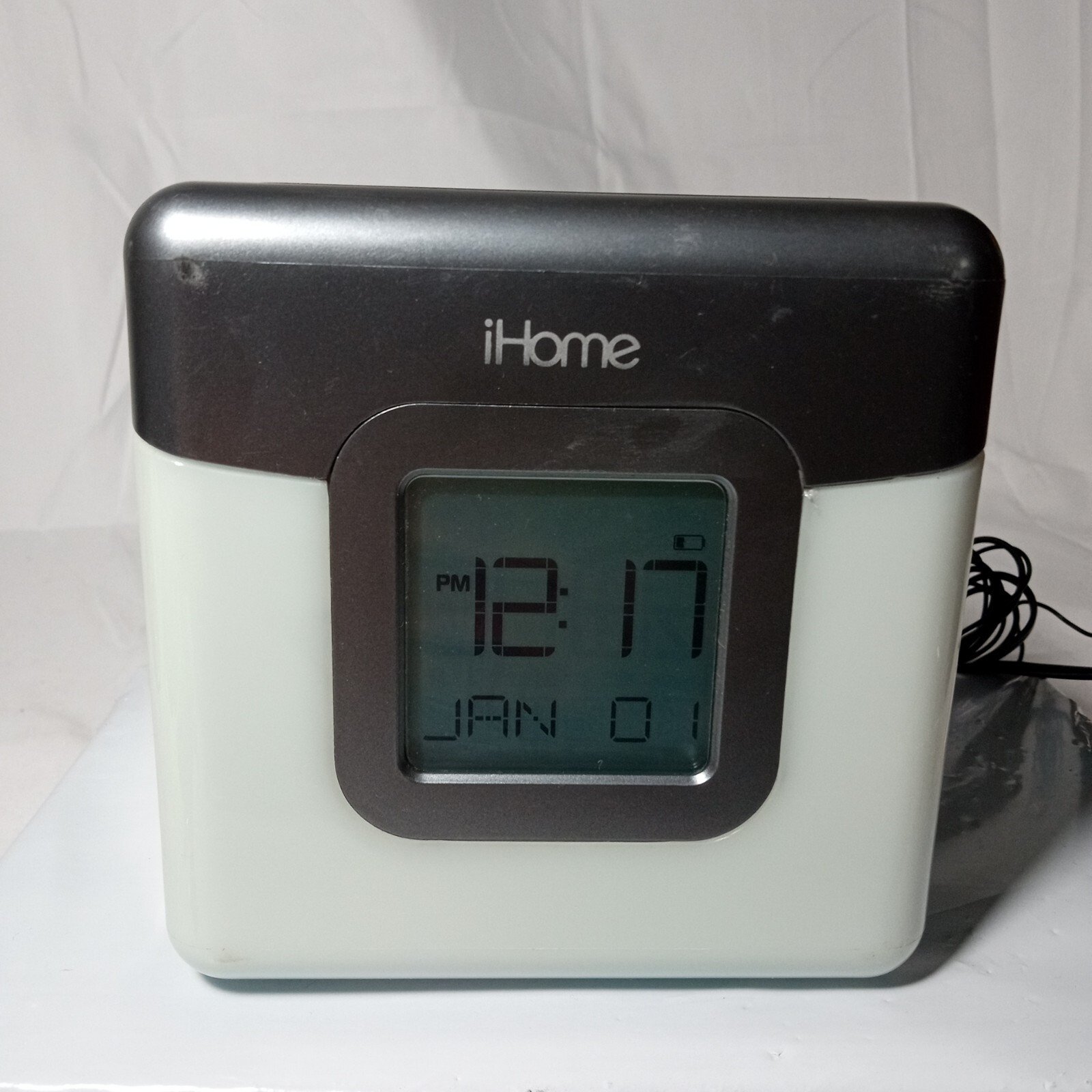 iHome Bluetooth Color Changing Dual Alarm Clock FM Radio USB Charging WORKS