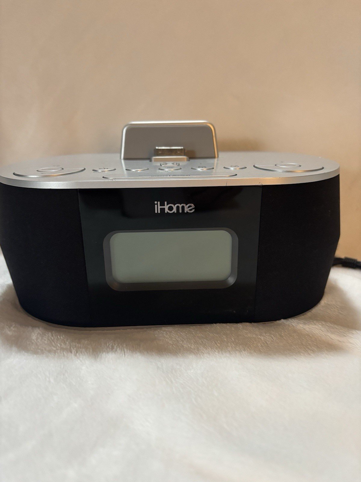 iHome iD38 Charging Alarm Clock Radio Stereo FM Black Silver T-1119 w/adapter