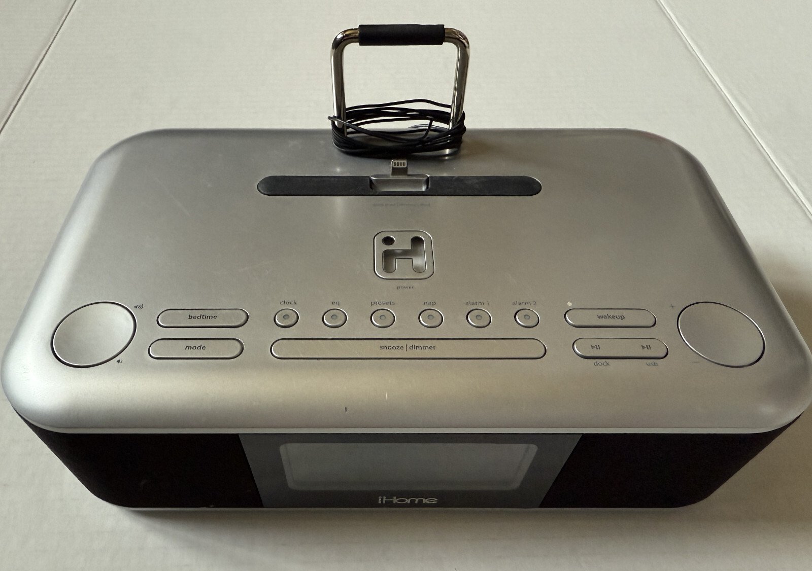 iHome iDL95 - iPhone Lightning Dock - Aux-in Jack FM Radio Digital Alarm Clock